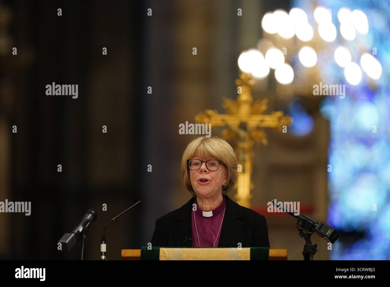 Archevêque de Cantorbéry-désigné Dame Sarah Mullally prononce un discours dans la cathédrale Quire de Cantorbéry dans le Kent, après l'annonce qu'elle sera la 106e archevêque de Cantorbéry, la première fois qu'une femme est nommée à ce rôle dans l'histoire de l'Église d'Angleterre. Date de la photo : vendredi 3 octobre 2025. Banque D'Images