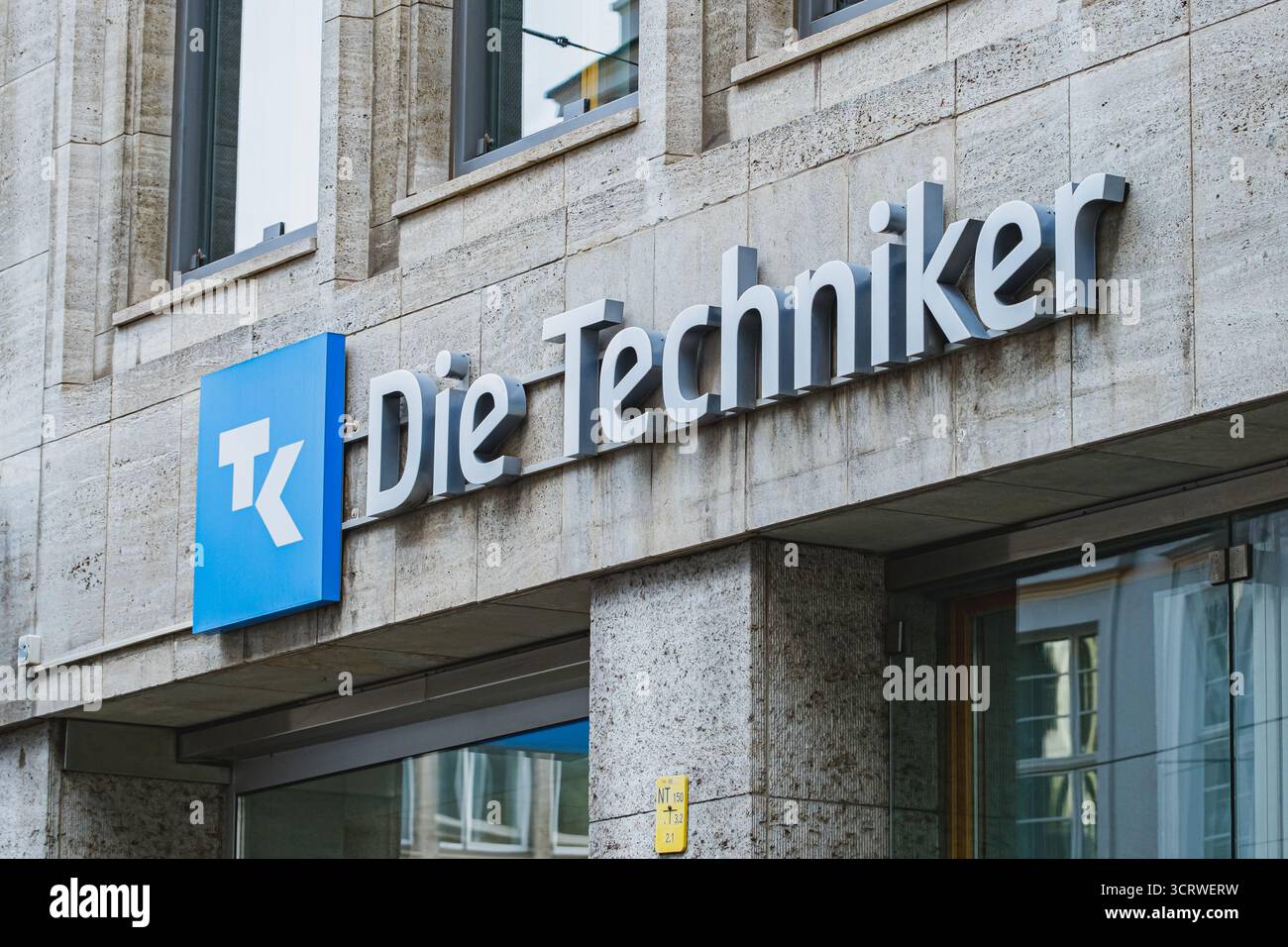 Techniker Krankenkasse, logo de la compagnie d'assurance allemande à l'extérieur d'une succursale située dans le centre de Dusseldorf Banque D'Images