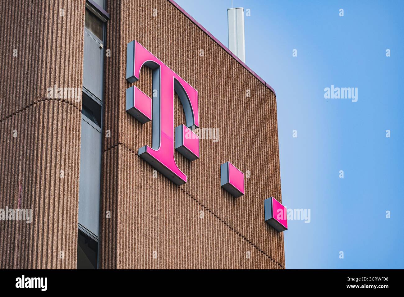Logo de la marque de télécommunications Deutsche Telekom sur le côté d'un bâtiment situé sur la Konigsallee Banque D'Images