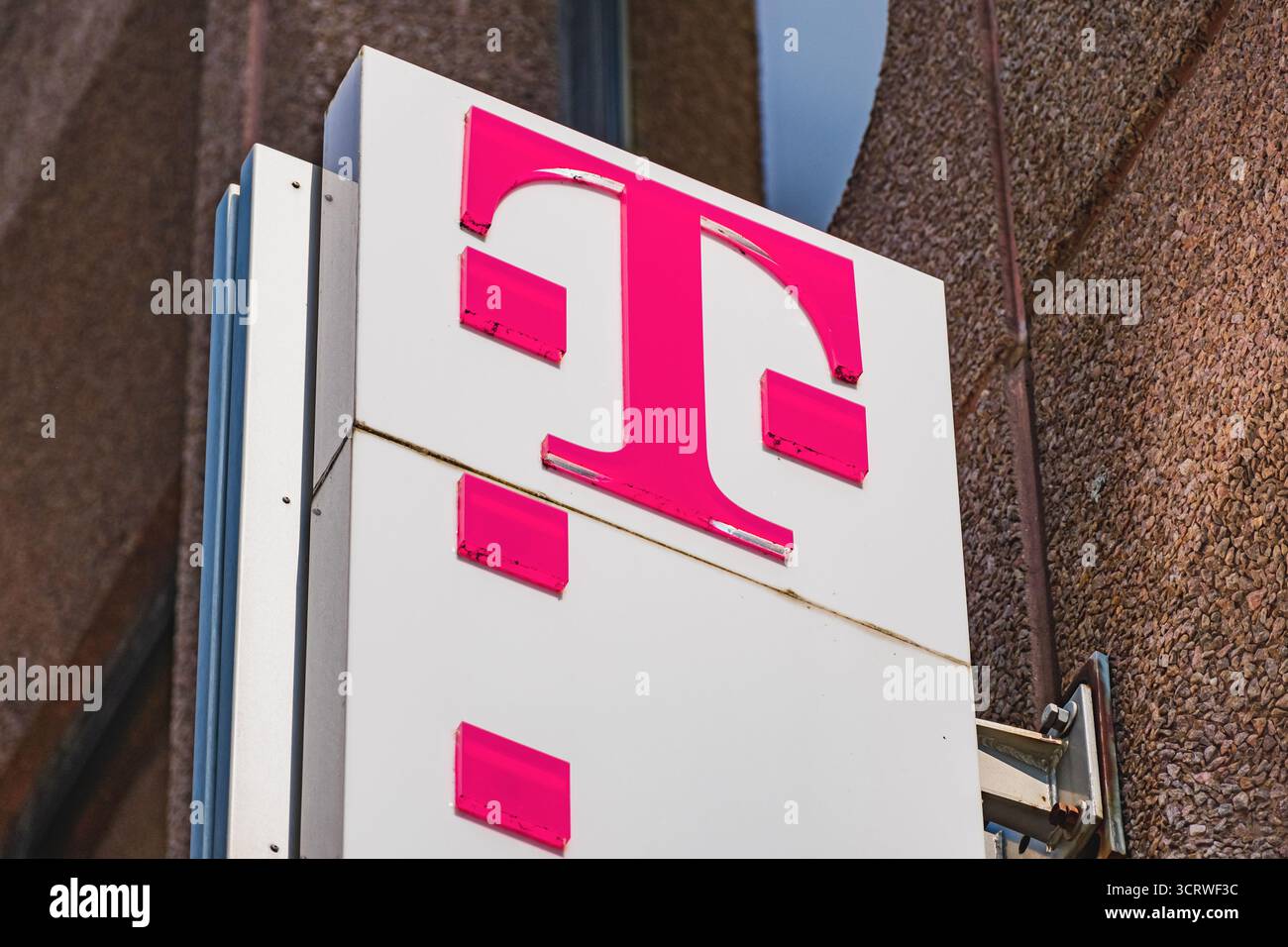 Logo de la marque de télécommunications Deutsche Telekom sur le côté d'un bâtiment situé sur la Konigsallee Banque D'Images