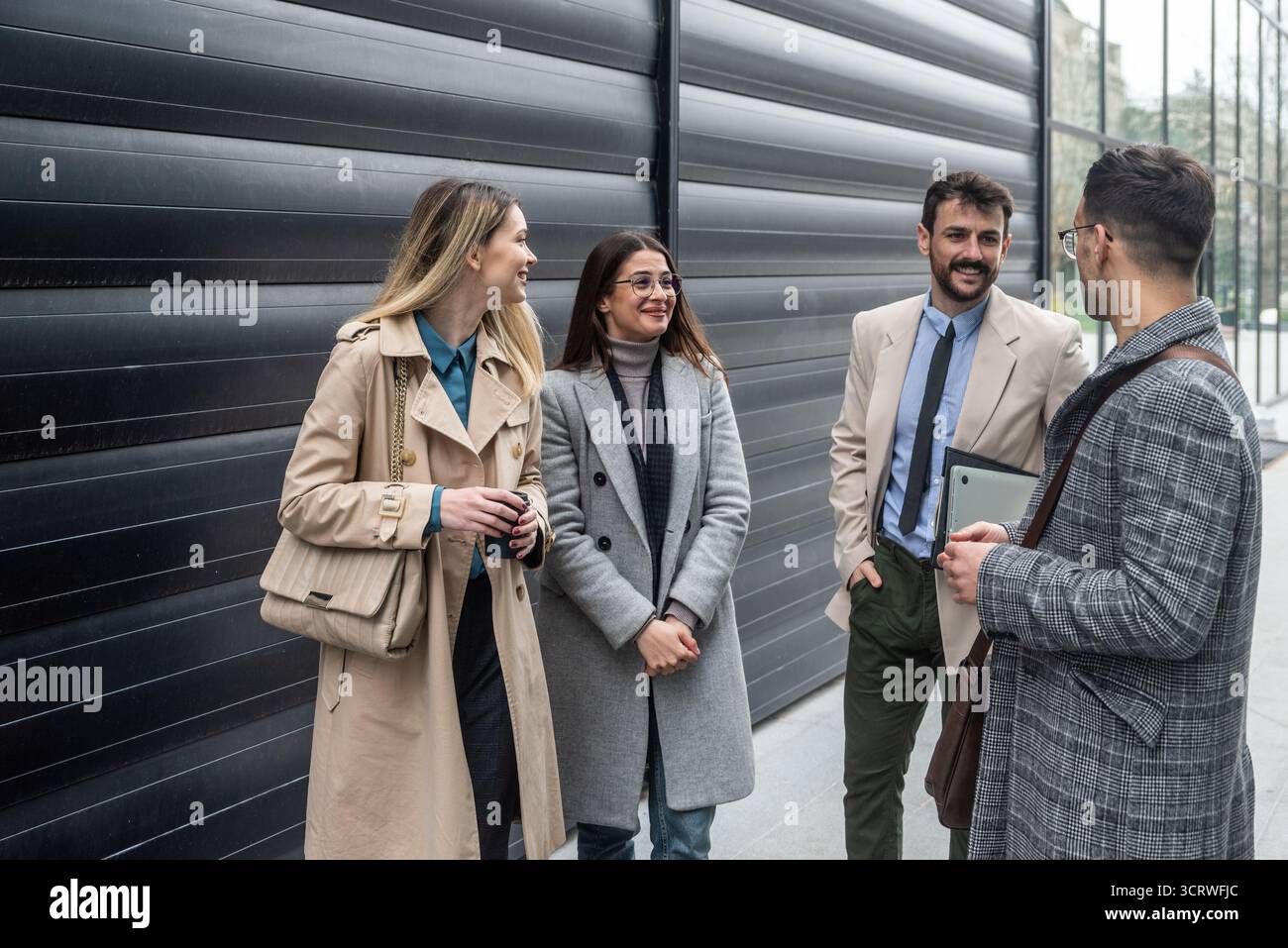 Experts INFORMATIQUES indépendants développeurs de technologies innovantes, travaillant sur une nouvelle réunion de personnel de projet avec des conversations informelles en tenue de bonne tenue à l'extérieur du bureau Banque D'Images
