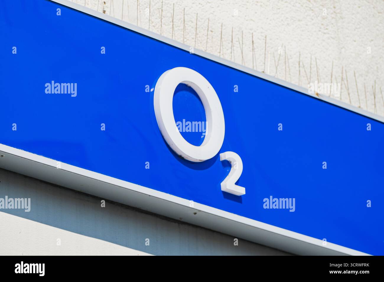 Le logo de la marque O2 Telecommunications à l'extérieur de la boutique située dans le vieux centre-ville de Dusseldorf Banque D'Images