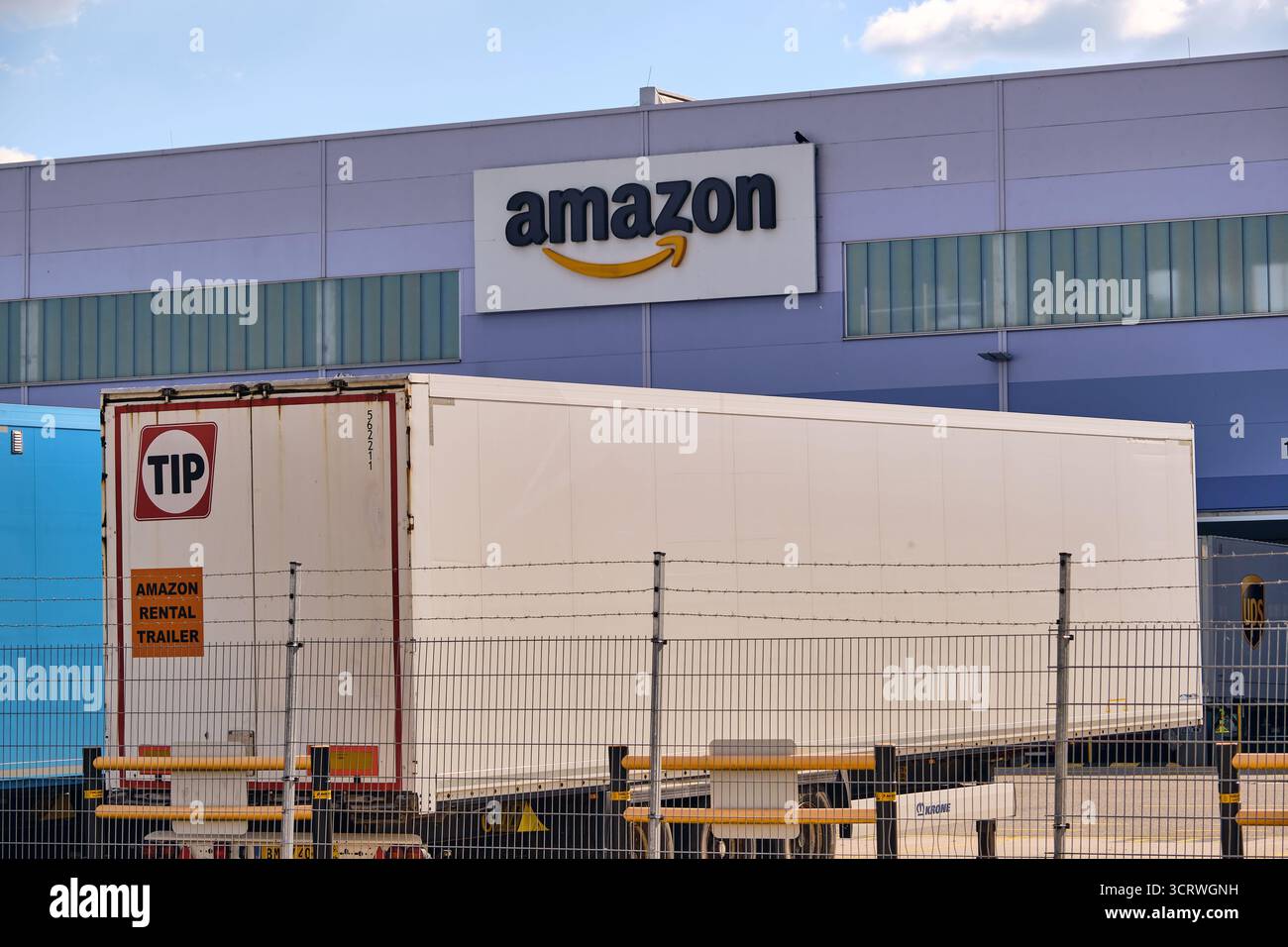 Winsen, Allemagne ; 30 septembre 2025 : centre de distribution Amazon avec remorque de location devant un entrepôt moderne dans le cadre de la logistique e-commerce et Banque D'Images