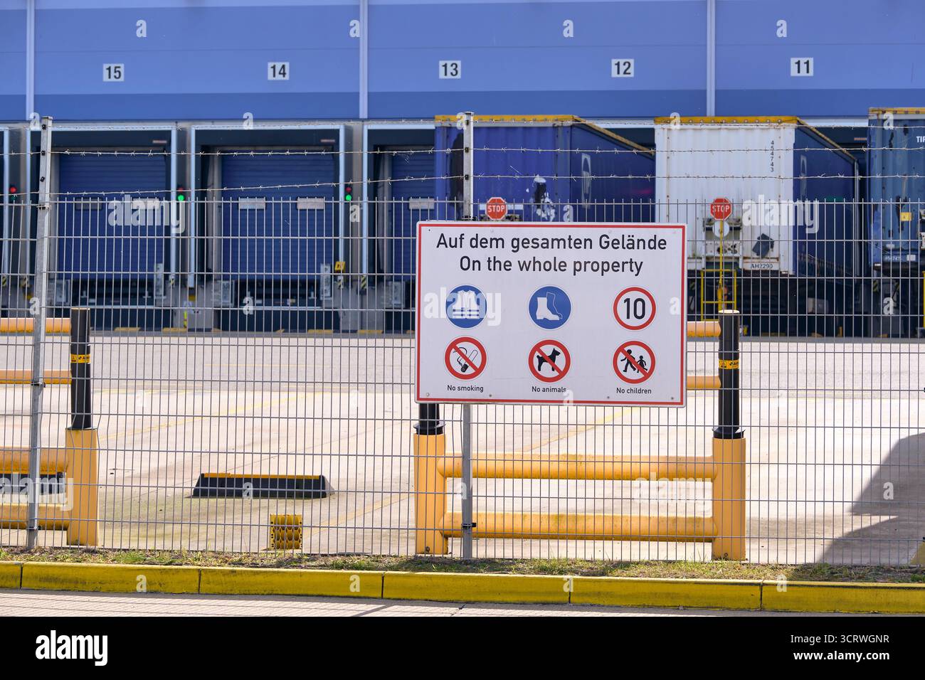 Winsen, Allemagne ; 30 septembre 2025 : trois remorques de location de POURBOIRES amarrées au centre de distribution Amazon derrière une clôture avec un panneau d'avertissement, faisant partie du commerce électronique Banque D'Images