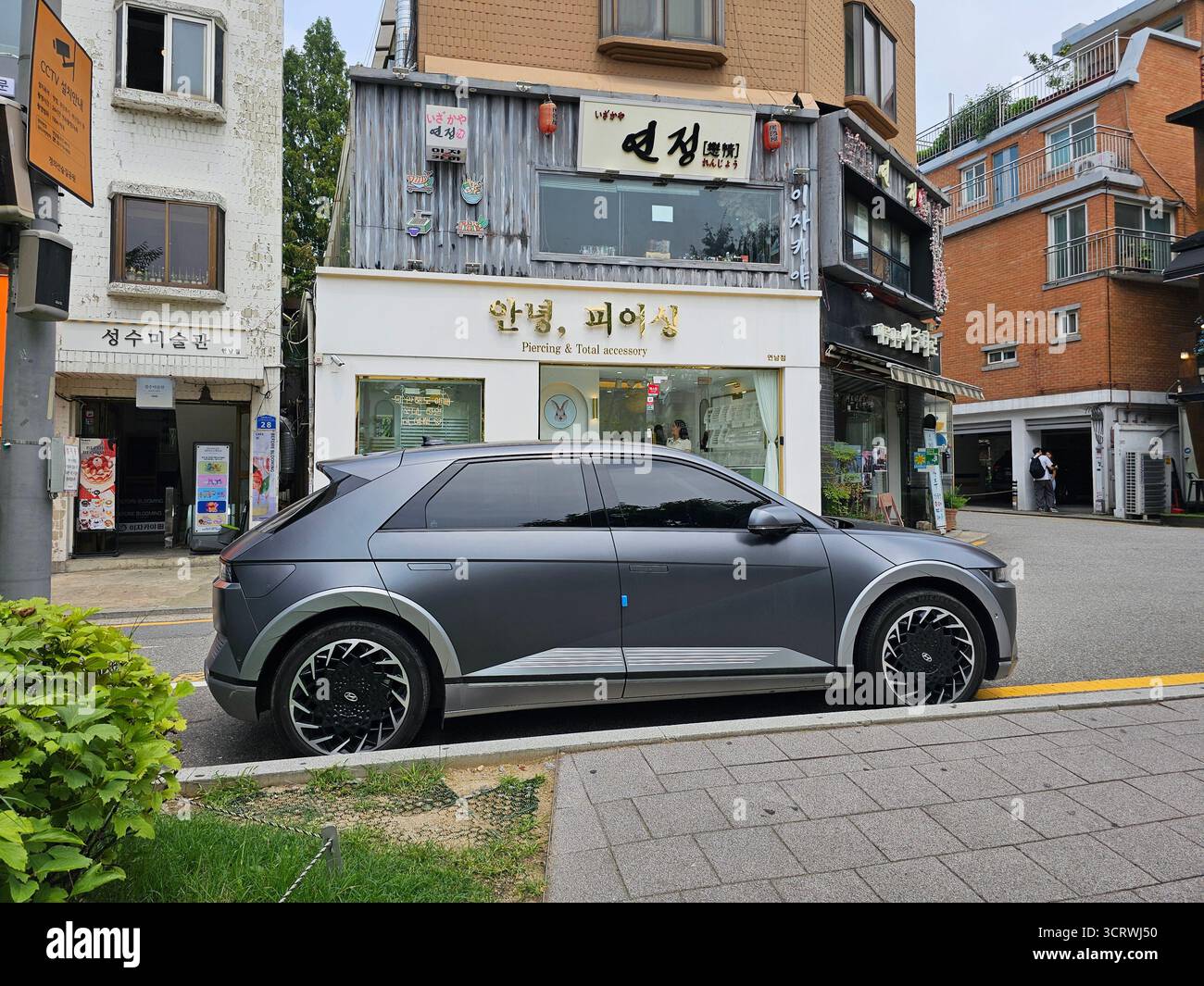 Une voiture futuriste se fond dans un décor urbain traditionnel. Banque D'Images