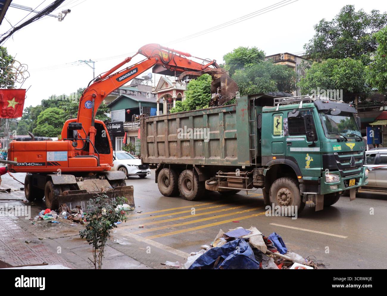 Hanoi, Vietnam. 3 octobre 2025. Les gens font des travaux de nettoyage dans la province de Tuyen Quang, Vietnam, Oct. 3, 2025. Le typhon Bualoi et les inondations et glissements de terrain qui ont suivi ont tué 51 personnes, en ont laissé 14 autres disparus et en ont blessé 164 dans le nord et le centre du Vietnam, avec des pertes économiques préliminaires estimées à près de 15,9 billions de dong vietnamiens (environ 608 millions de dollars américains), a déclaré l’Autorité de gestion des catastrophes et des dykes au Vietnam dans un rapport vendredi. Crédit : VNA/Xinhua/Alamy Live News Banque D'Images