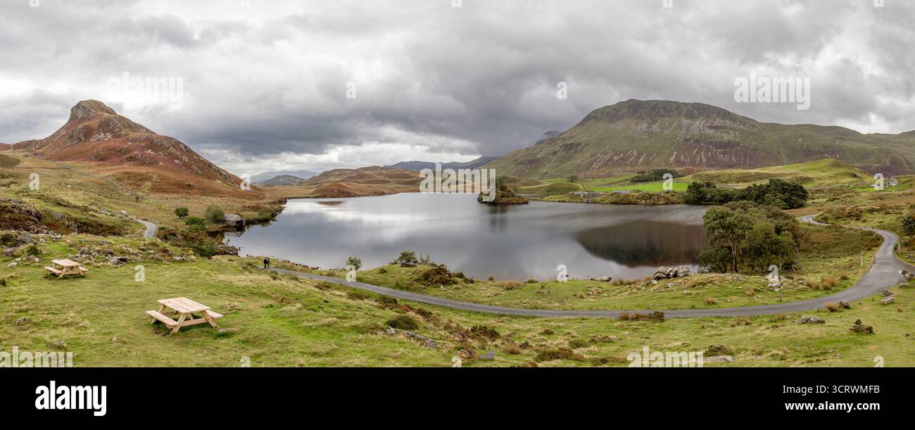 Vue panoramique de National Trust Beauty spot, Cregennen Lakes, NR Dolgellau, pays de Galles, Royaume-Uni, avec Pared y Cefn Hir montagne/colline à gauche de la scène. Banque D'Images