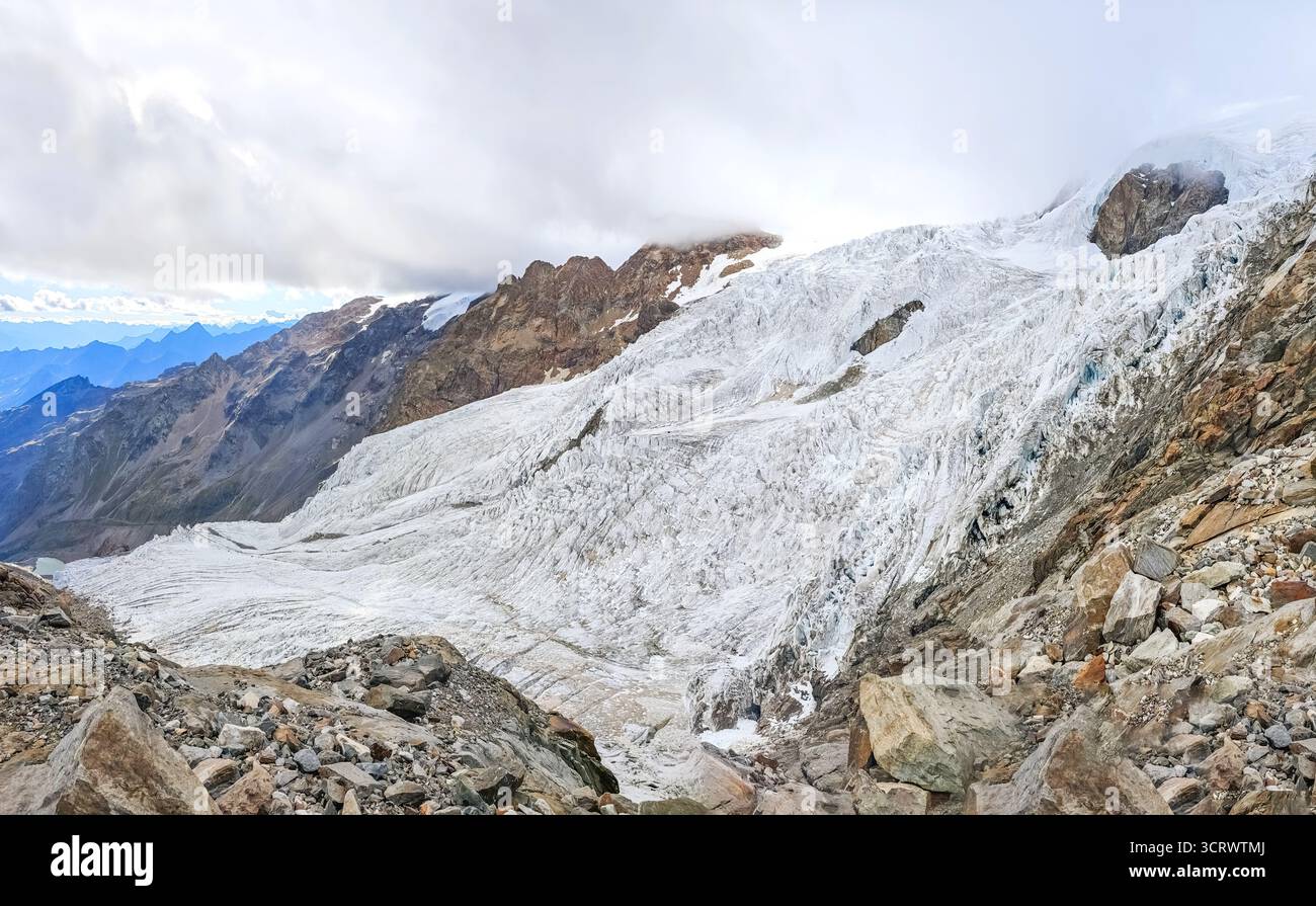 Monte Rosa (Italie) - Une vue sur les montagnes en Valsesia avec Monte Rosa sommet des Alpes, des chemins alpinistes vers Rifugio Modena et Capanna Margherita refuge Banque D'Images