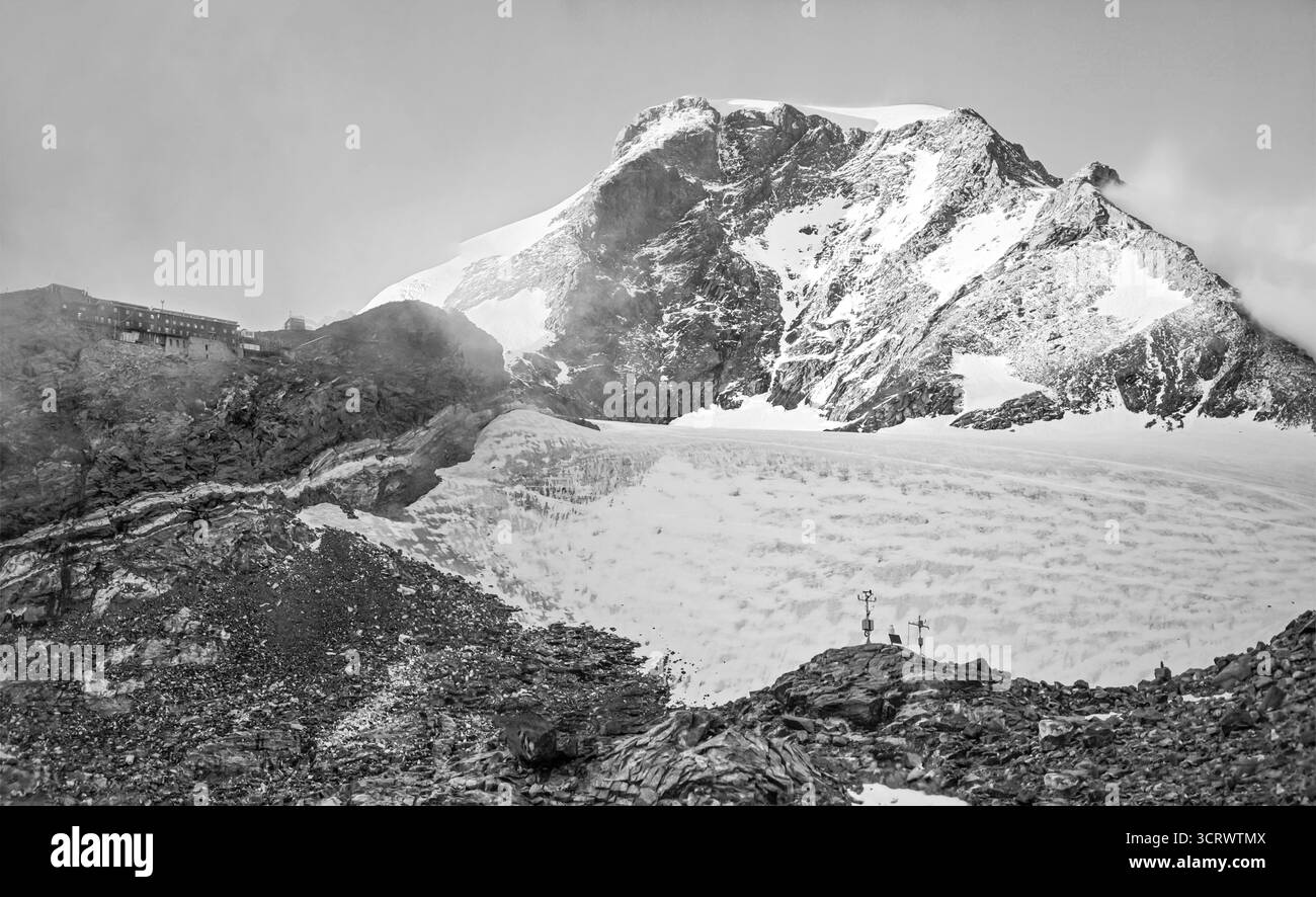 Monte Rosa (Italie) - Une vue sur les montagnes en Valsesia avec Monte Rosa sommet des Alpes, des chemins alpinistes vers Rifugio Modena et Capanna Margherita refuge Banque D'Images