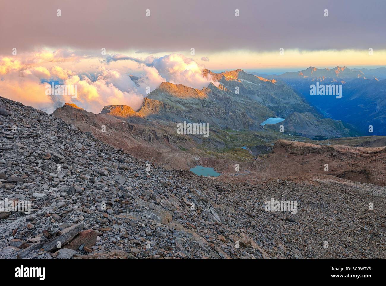 Monte Rosa (Italie) - Une vue sur les montagnes en Valsesia avec Monte Rosa sommet des Alpes, des chemins alpinistes vers Rifugio Modena et Capanna Margherita refuge Banque D'Images