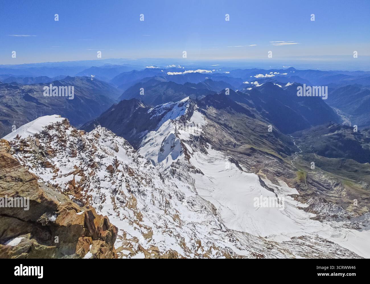 Monte Rosa (Italie) - Une vue sur les montagnes en Valsesia avec Monte Rosa sommet des Alpes, des chemins alpinistes vers Rifugio Modena et Capanna Margherita refuge Banque D'Images