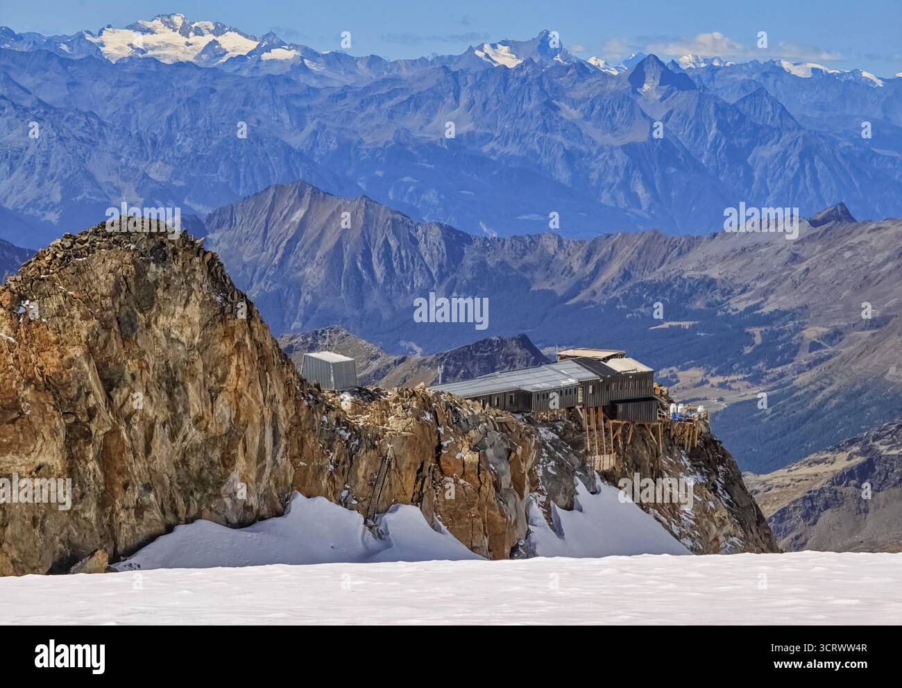 Monte Rosa (Italie) - Une vue sur les montagnes en Valsesia avec Monte Rosa sommet des Alpes, des chemins alpinistes vers Rifugio Modena et Capanna Margherita refuge Banque D'Images