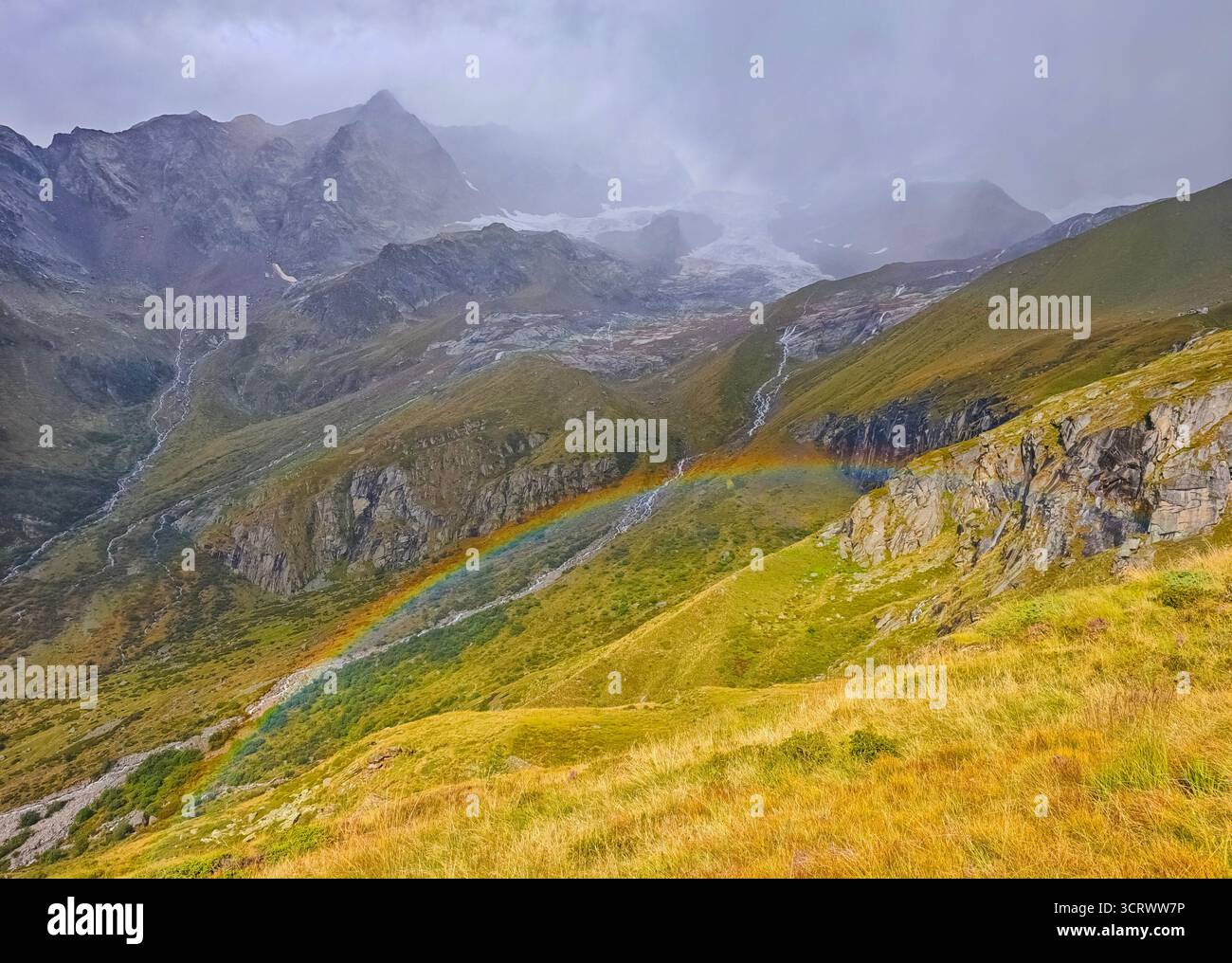 Monte Rosa (Italie) - Une vue sur les montagnes en Valsesia avec Monte Rosa sommet des Alpes, des chemins alpinistes vers Rifugio Modena et Capanna Margherita refuge Banque D'Images