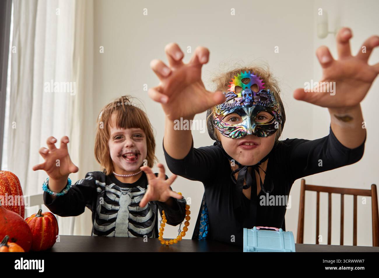 Deux enfants sont joyeusement dans leurs costumes d'Halloween, capturant la joie festive et la créativité de la saison Banque D'Images Deux enfants sont joyeusement dans leurs costumes d'Halloween, capturant la joie festive et la créativité de la saison Banque D'Images