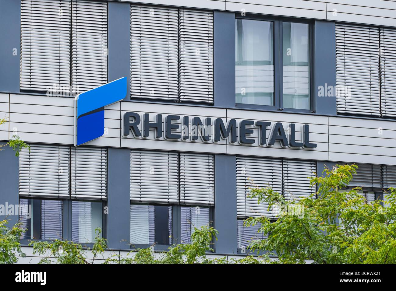 Logo Rheinmetall, fabricant allemand d'automobiles et d'armes à l'extérieur du bâtiment de leur siège social à Dusseldorf Banque D'Images