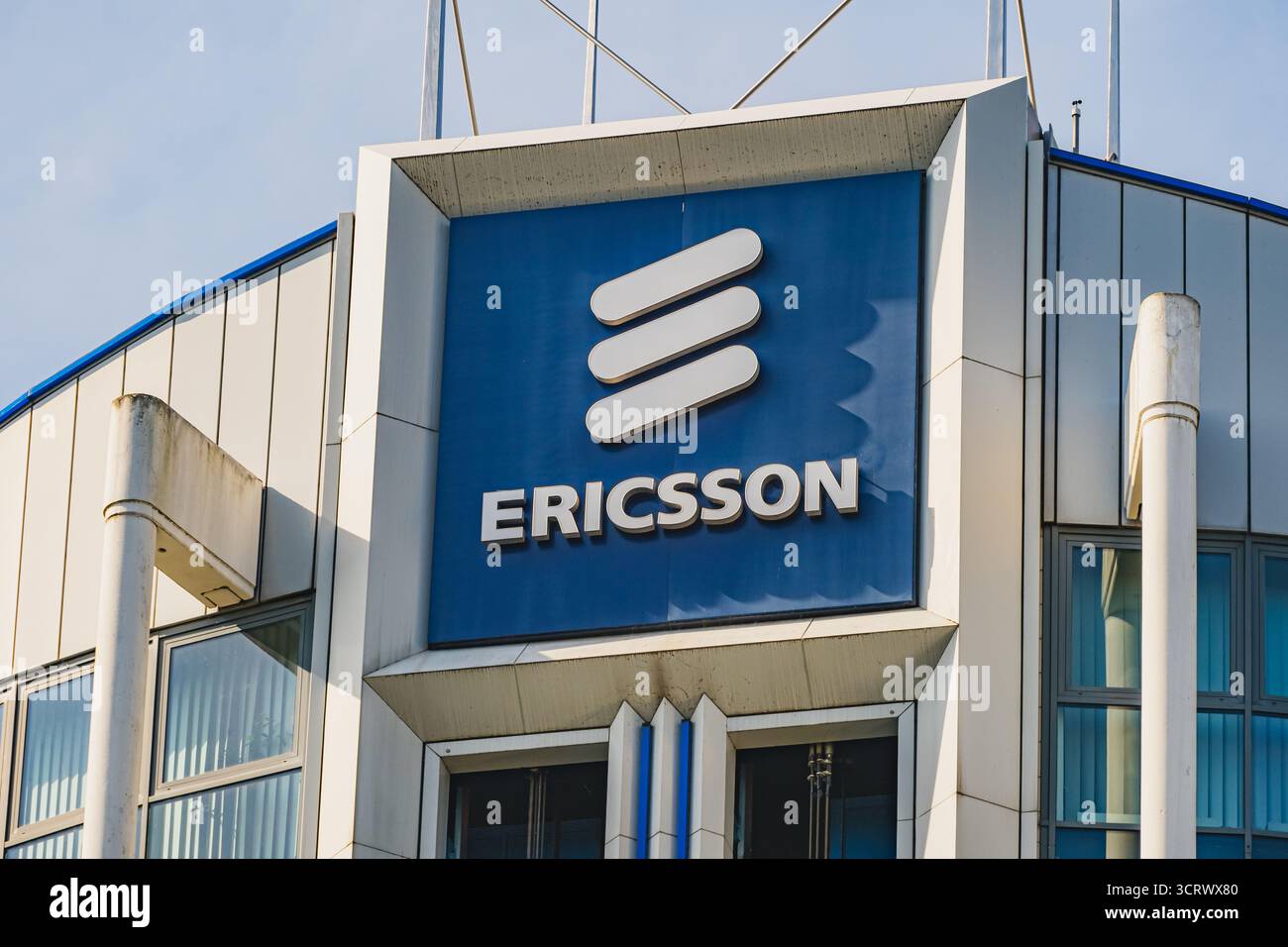 Ericsson logo et lettrage de la multinationale suédoise de réseaux et de télécommunications devant le siège à Dusseldorf Banque D'Images