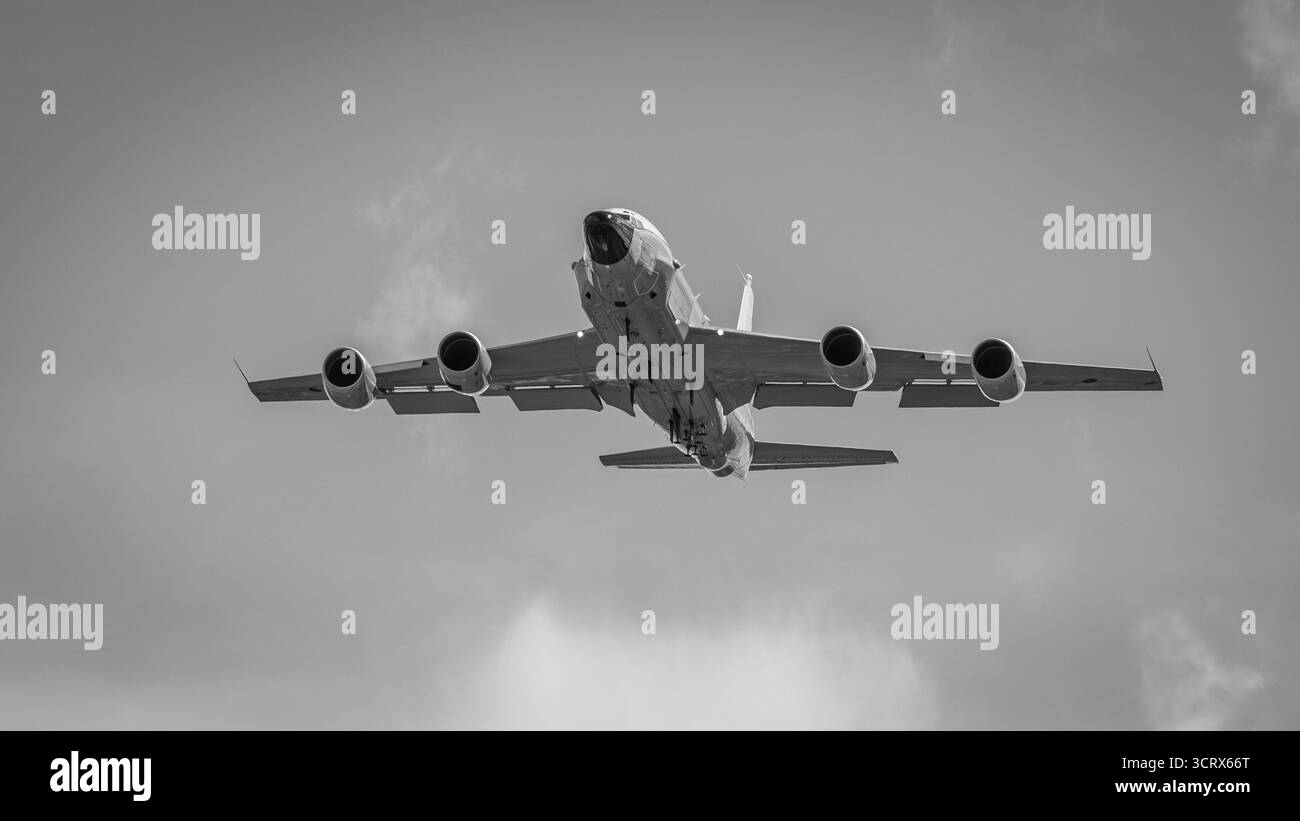 Royal Air Force - Boeing RC-135W rivet joint, effectuant un flypast au Royal International Air Tattoo 2025. Banque D'Images