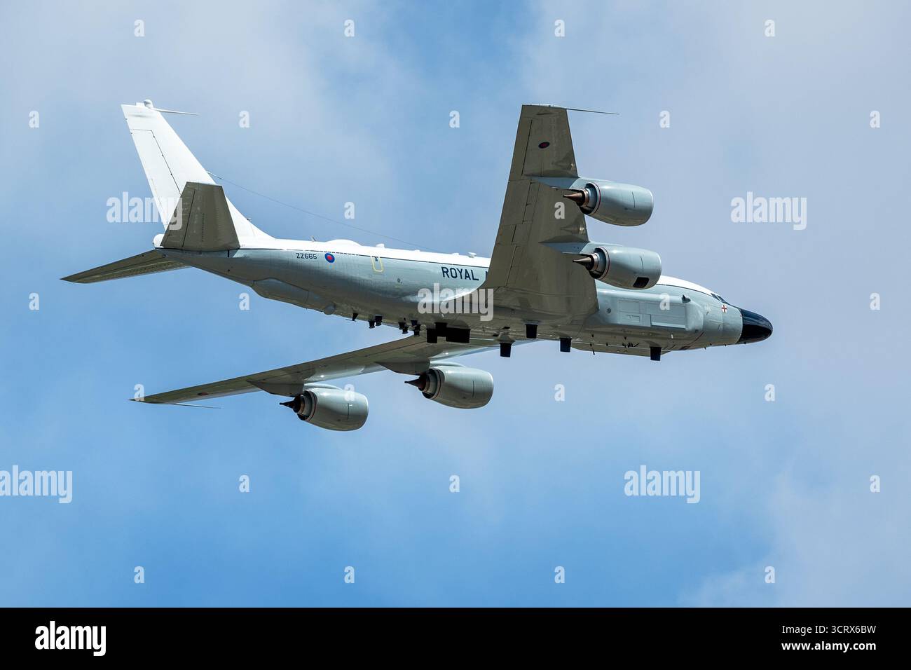 Royal Air Force - Boeing RC-135W rivet joint, effectuant un flypast au Royal International Air Tattoo 2025. Banque D'Images