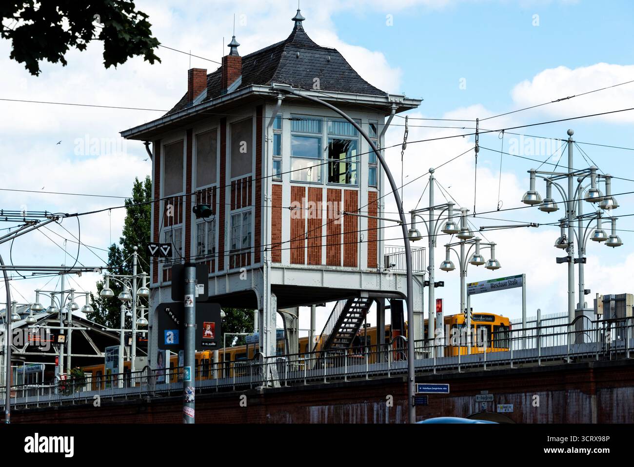 La tour de signalisation historique de la gare animée Warschauer Straße à Berlin. Symbole des transports publics urbains, des infrastructures et du Banque D'Images