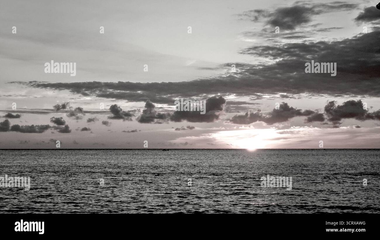 GEHE zu Seite|12345...9Weiter photo en noir et blanc d'un lever de soleil avec des nuages spectaculaires sur la côte nord de Bali, Tulamben. Banque D'Images