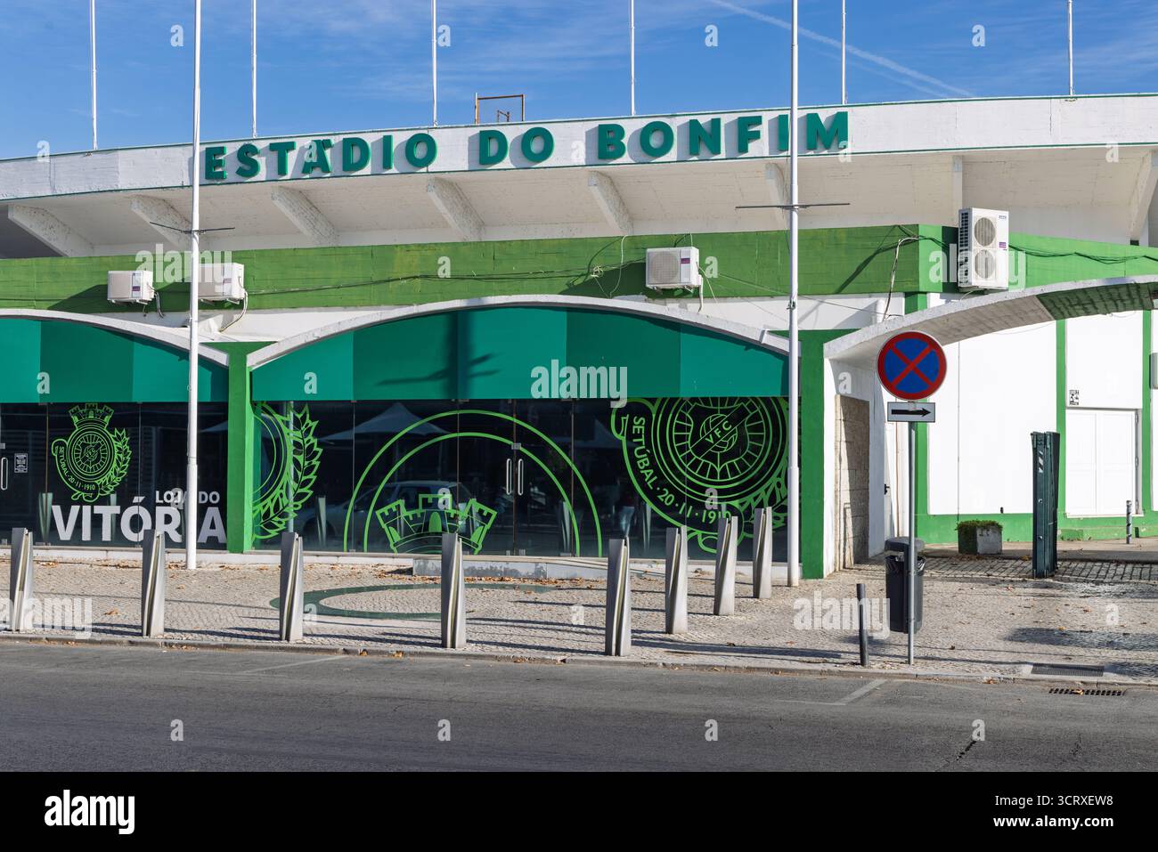 Une large vue sur la façade et le magasin du club Estádio do Bonfim, avec son image de marque verte reconnaissable, accueillant les fans et les visiteurs. Setubal, Portugal. 18 A Banque D'Images