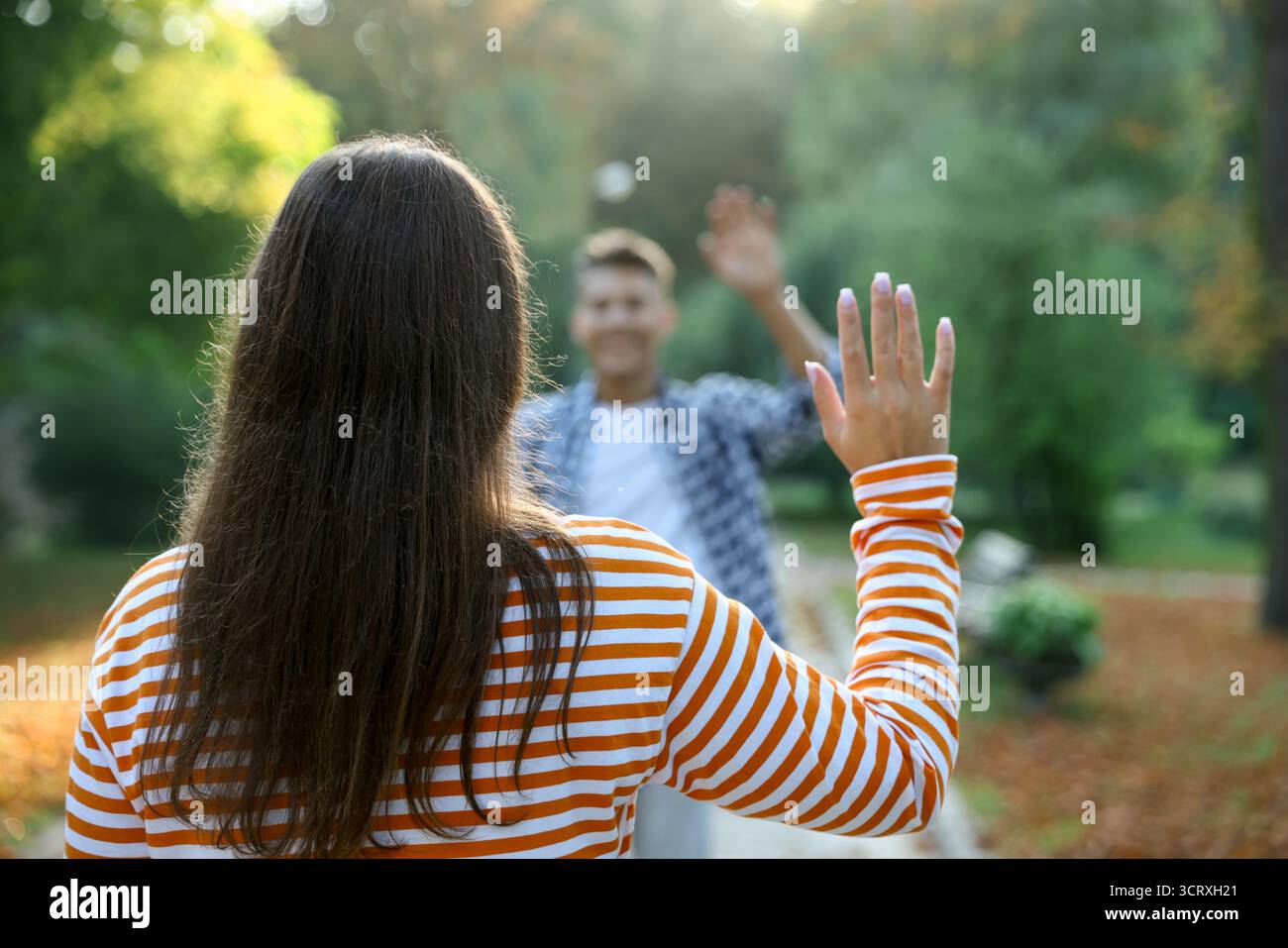 Homme saluant son ami dans le parc, focalisation sélective Banque D'Images
