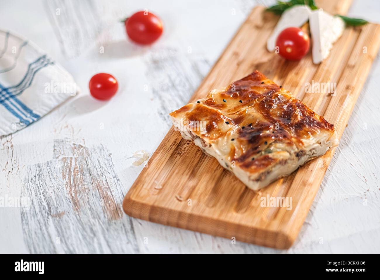 Traditionnel turc Su Boregi sur planche de bois. Parfait pour les blogs de cuisine traditionnelle ou les menus de cuisine turque. Mise au point sélective. Banque D'Images