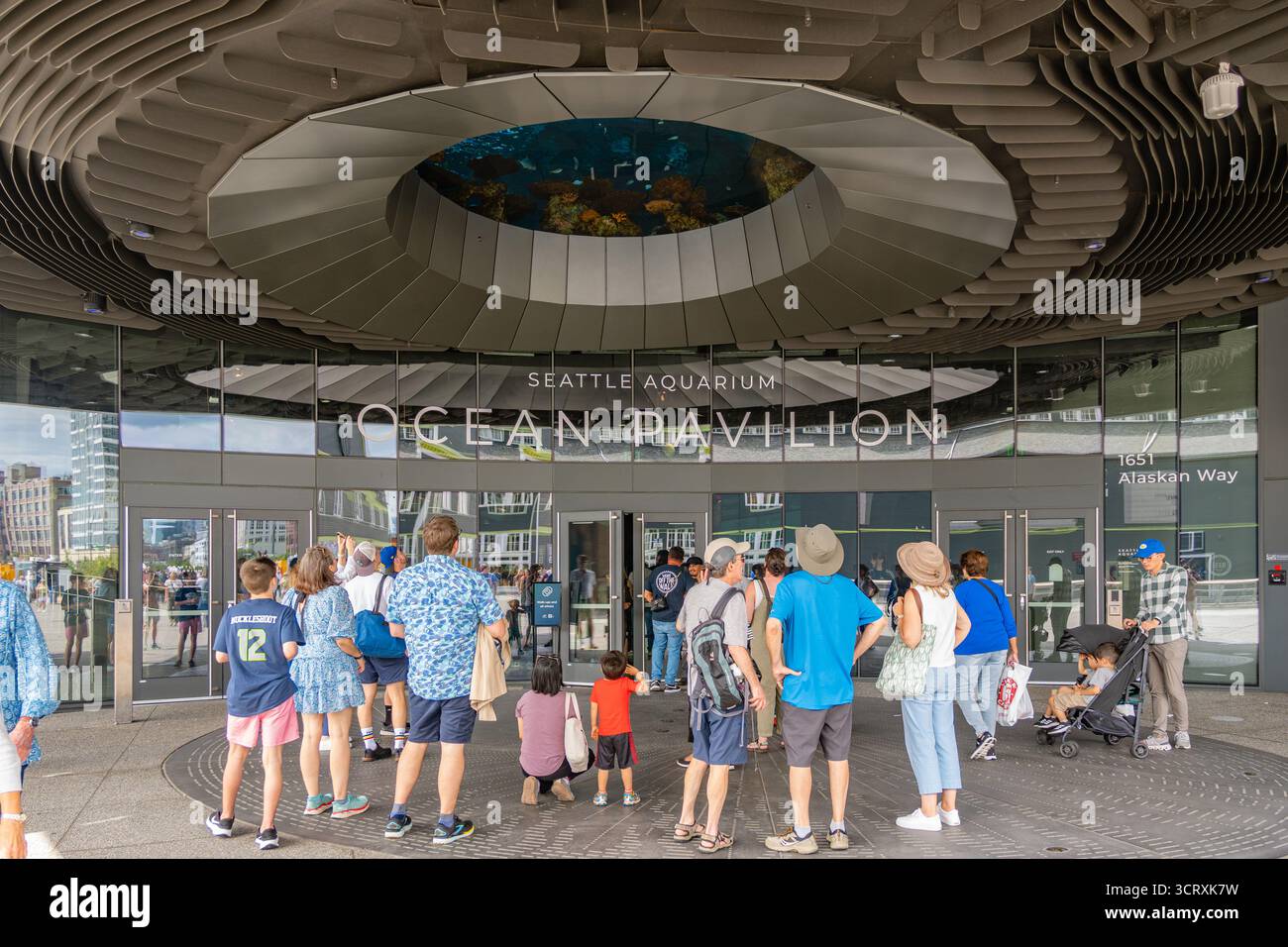 Seattle, WA, États-Unis - 17 août 2025 : horizon de Seattle avec aquarium et grande roue situé dans le quartier dynamique du front de mer récemment rénové. Banque D'Images