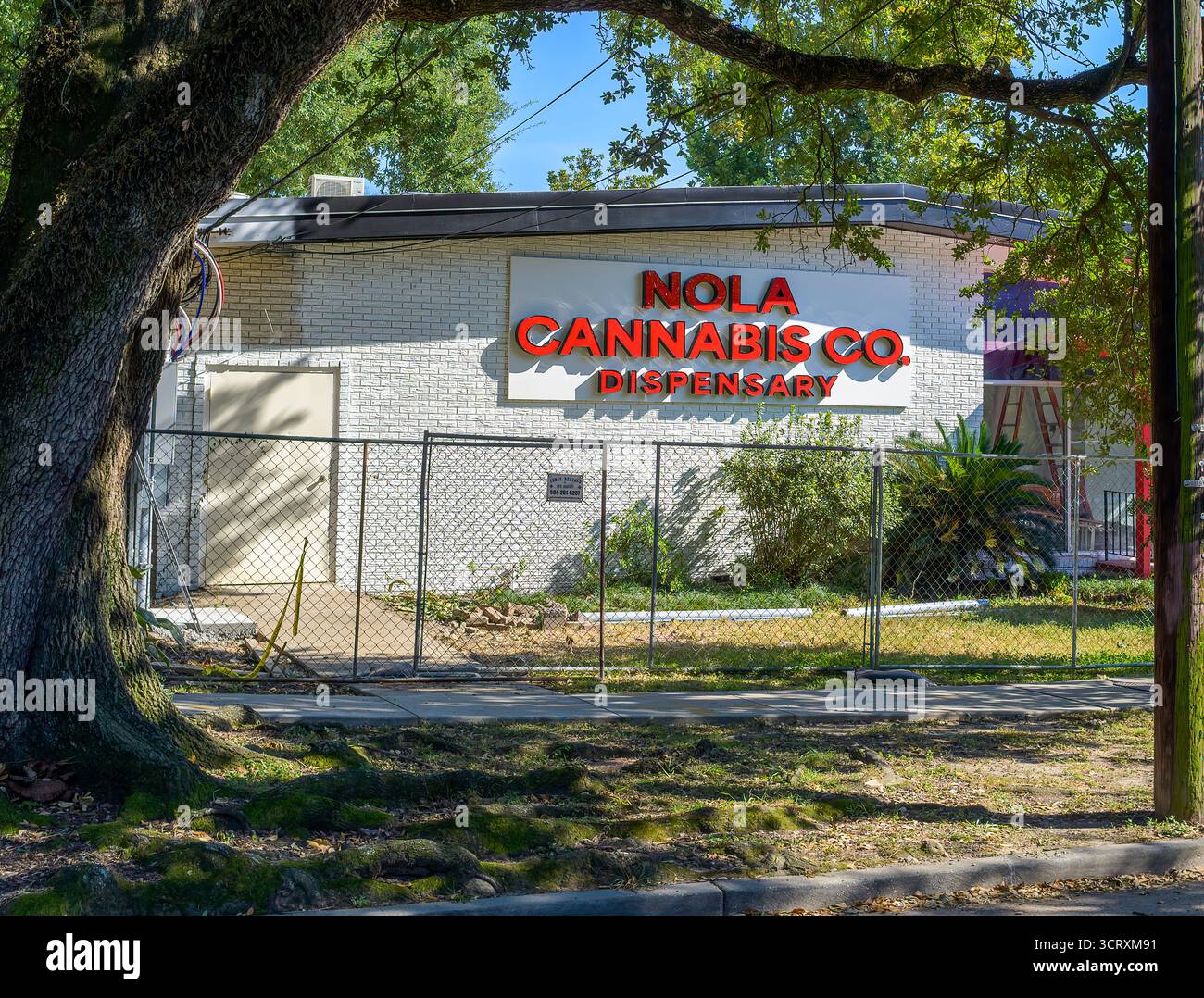 Nouvelle-Orléans, LOUISIANE, États-Unis - 19 septembre 2025 : Front of NOLA cannabis Co. Dispensaire sur S. Carrollton Avenue dans le quartier Uptown Banque D'Images