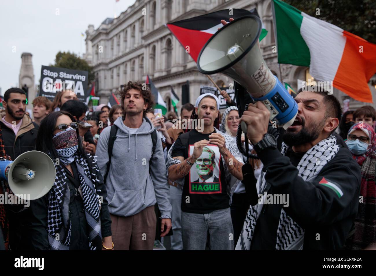 Londres, Royaume-Uni. 2 octobre 2025. Des activistes pro-palestiniens bloquent Whitehall pour protester contre l'interception par Israël dans les eaux internationales de la flottille mondiale du Sumud (GSF) à destination de Gaza. Des manifestations similaires ont eu lieu dans le monde entier en réponse à l'interception de la flottille d'aide humanitaire qui tentait de briser le siège de Gaza. Crédit : Mark Kerrison/Alamy Live News Banque D'Images