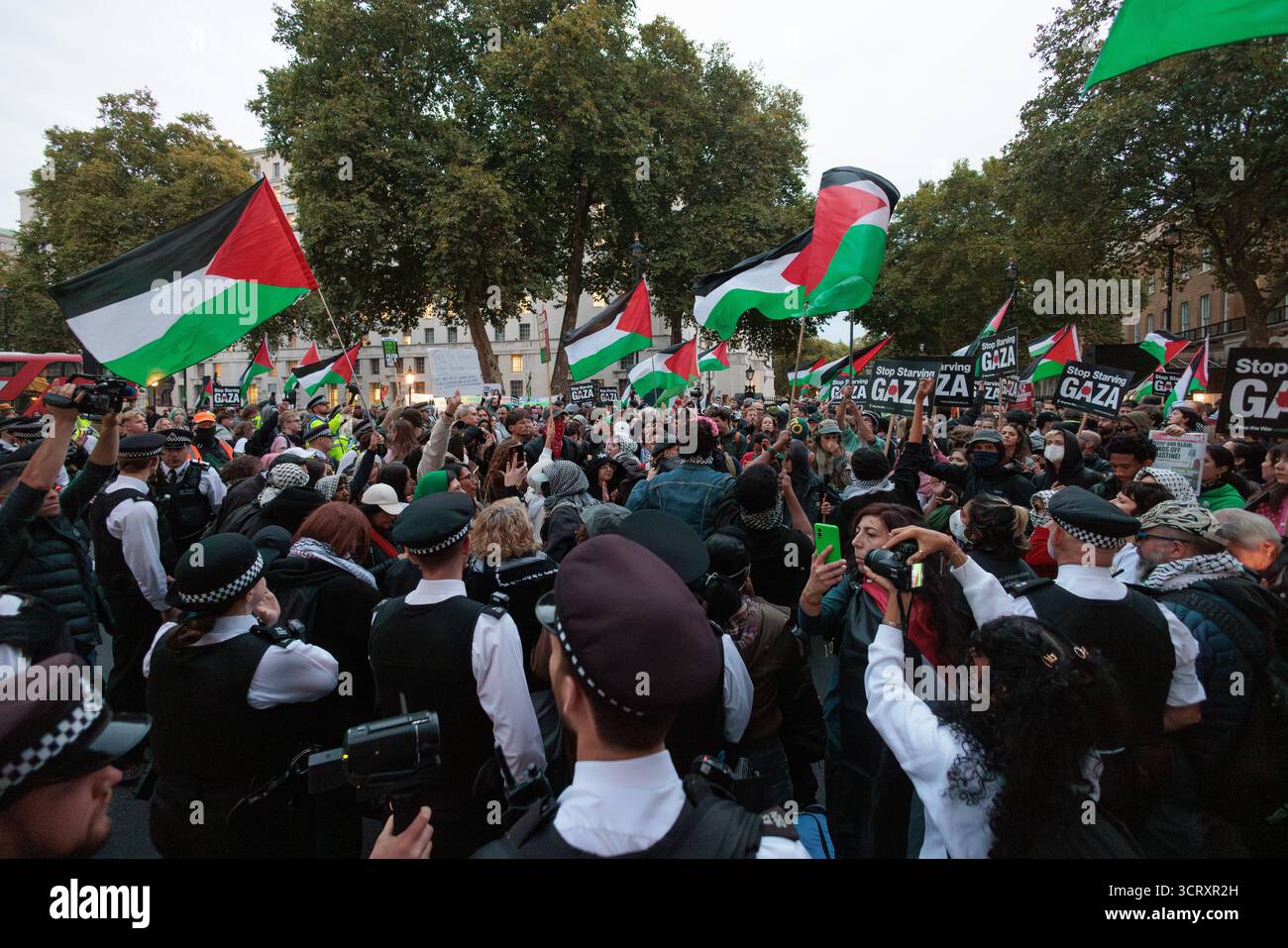 Londres, Royaume-Uni. 2 octobre 2025. Les officiers de la police métropolitaine se dirigent vers les activistes pro-palestiniens bloquant Whitehall pour protester contre l'interception par Israël dans les eaux internationales de la flottille mondiale du Sumud (GSF) à destination de Gaza. Des manifestations similaires ont eu lieu dans le monde entier en réponse à l'interception de la flottille d'aide humanitaire qui tentait de briser le siège de Gaza. Crédit : Mark Kerrison/Alamy Live News Banque D'Images