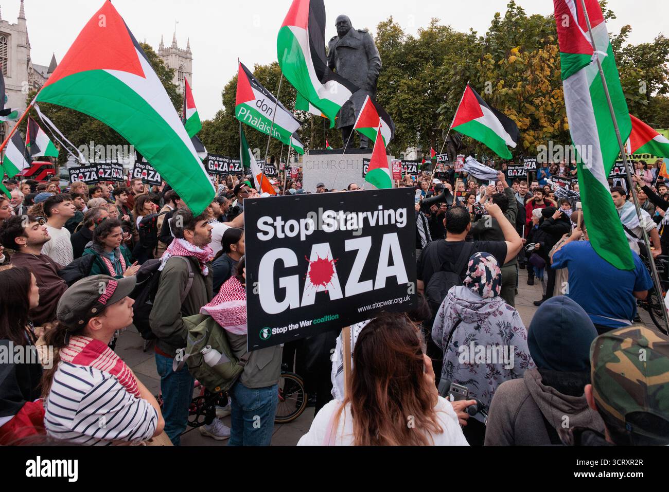Londres, Royaume-Uni. 2 octobre 2025. Des militants pro-palestiniens protestent sur la place du Parlement contre l'interception par Israël dans les eaux internationales de la flottille mondiale du Sumud (GSF) à destination de Gaza. Des manifestations similaires ont eu lieu dans le monde entier en réponse à l'interception de la flottille d'aide humanitaire qui tentait de briser le siège de Gaza. Crédit : Mark Kerrison/Alamy Live News Banque D'Images