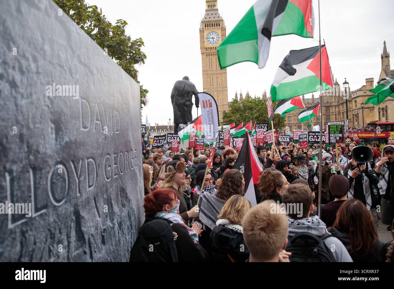 Londres, Royaume-Uni. 2 octobre 2025. Des militants pro-palestiniens protestent sur la place du Parlement contre l'interception par Israël dans les eaux internationales de la flottille mondiale du Sumud (GSF) à destination de Gaza. Des manifestations similaires ont eu lieu dans le monde entier en réponse à l'interception de la flottille d'aide humanitaire qui tentait de briser le siège de Gaza. Crédit : Mark Kerrison/Alamy Live News Banque D'Images