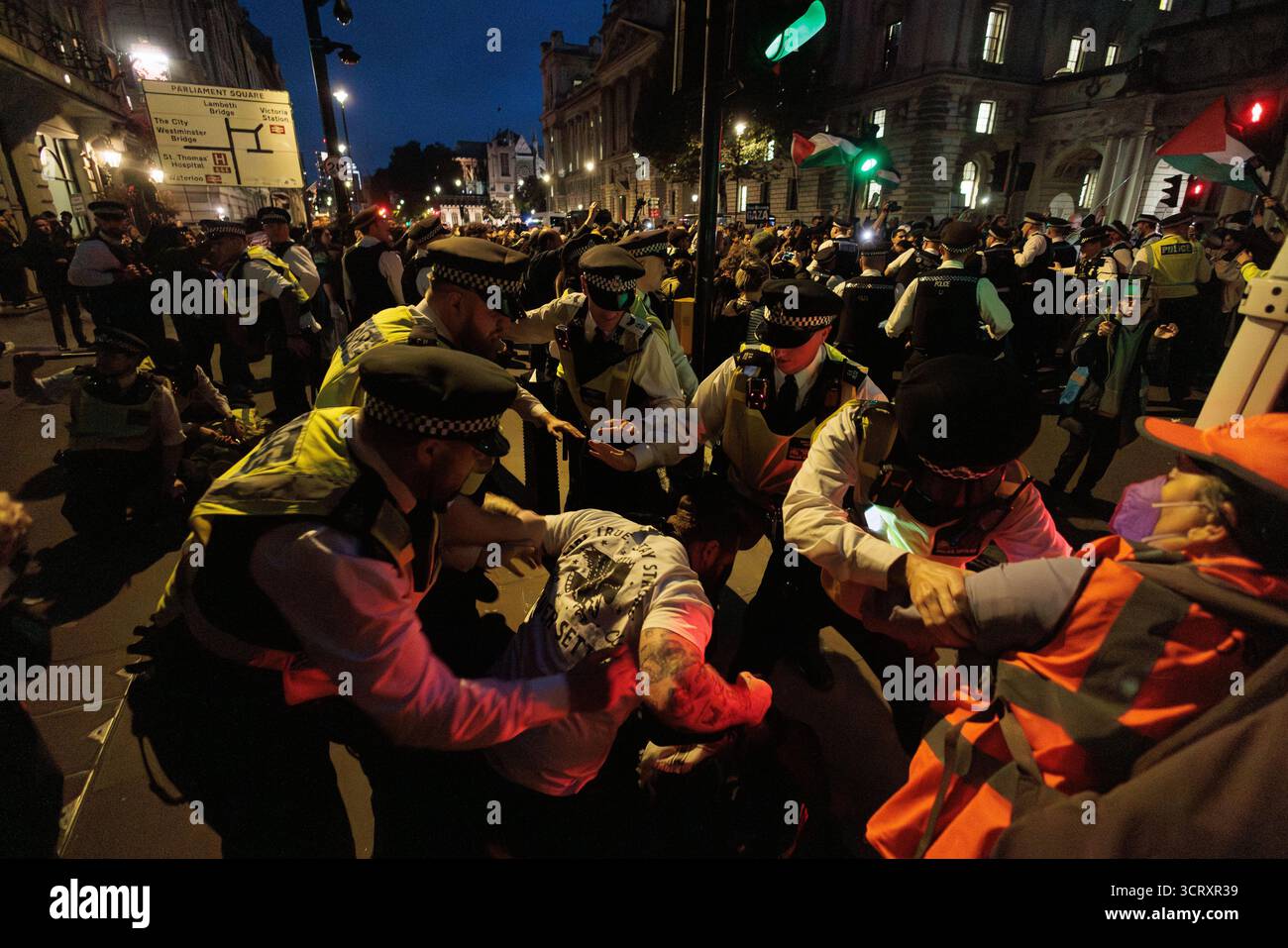 Londres, Royaume-Uni. 2 octobre 2025. Les agents de la police métropolitaine sont aux prises avec des militants pro-palestiniens qui tentent de quitter la zone après avoir manifesté à Whitehall contre l'interception par Israël dans les eaux internationales de la flottille mondiale du Sumud (GSF) à destination de Gaza. Des manifestations similaires ont eu lieu dans le monde entier en réponse à l'interception de la flottille d'aide humanitaire qui tentait de briser le siège de Gaza. Crédit : Mark Kerrison/Alamy Live News Banque D'Images