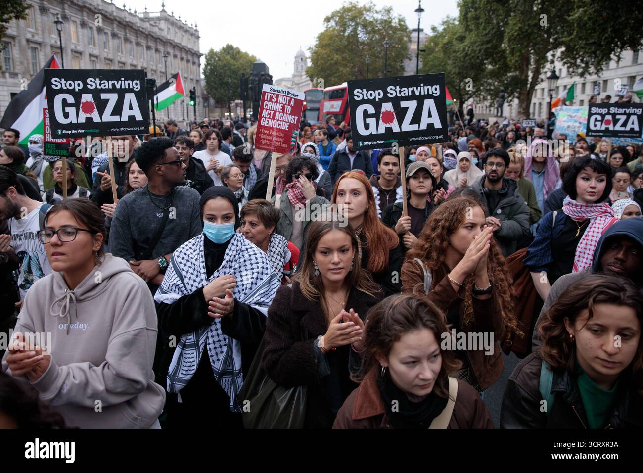 Londres, Royaume-Uni. 2 octobre 2025. Des activistes pro-palestiniens bloquent Whitehall pour protester contre l'interception par Israël dans les eaux internationales de la flottille mondiale du Sumud (GSF) à destination de Gaza. Des manifestations similaires ont eu lieu dans le monde entier en réponse à l'interception de la flottille d'aide humanitaire qui tentait de briser le siège de Gaza. Crédit : Mark Kerrison/Alamy Live News Banque D'Images