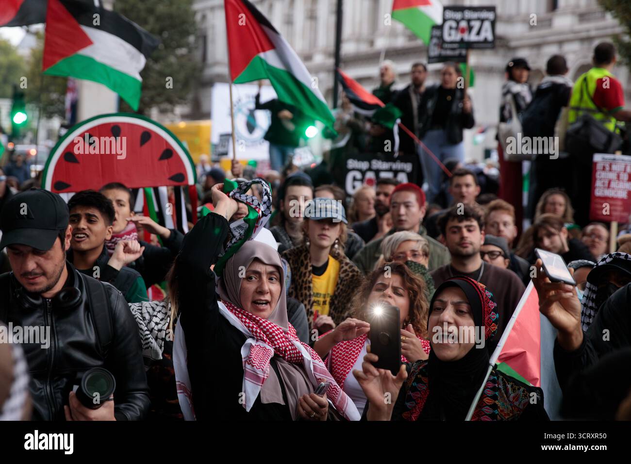 Londres, Royaume-Uni. 2 octobre 2025. Des activistes pro-palestiniens bloquent Whitehall pour protester contre l'interception par Israël dans les eaux internationales de la flottille mondiale du Sumud (GSF) à destination de Gaza. Des manifestations similaires ont eu lieu dans le monde entier en réponse à l'interception de la flottille d'aide humanitaire qui tentait de briser le siège de Gaza. Crédit : Mark Kerrison/Alamy Live News Banque D'Images