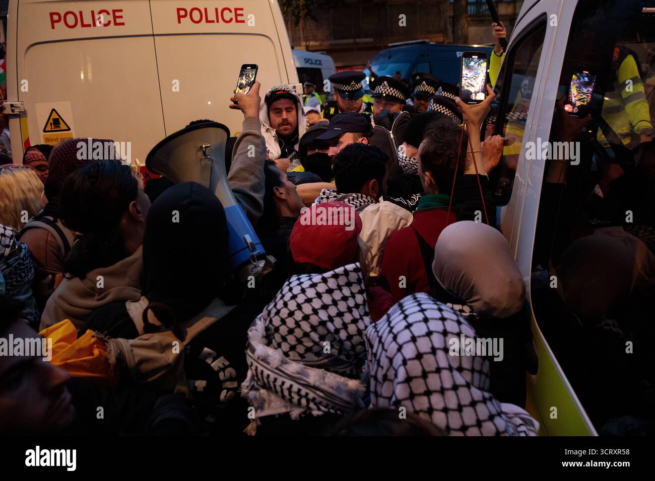 Londres, Royaume-Uni. 2 octobre 2025. Les agents de la police métropolitaine maintiennent un cordon pour empêcher les militants pro-palestiniens qui bloquaient Whitehall pour protester contre l'interception par Israël dans les eaux internationales de la flottille mondiale Sumud (GSF) à destination de Gaza de quitter la zone. Des manifestations similaires ont eu lieu dans le monde entier en réponse à l'interception de la flottille d'aide humanitaire qui tentait de briser le siège de Gaza. Crédit : Mark Kerrison/Alamy Live News Banque D'Images