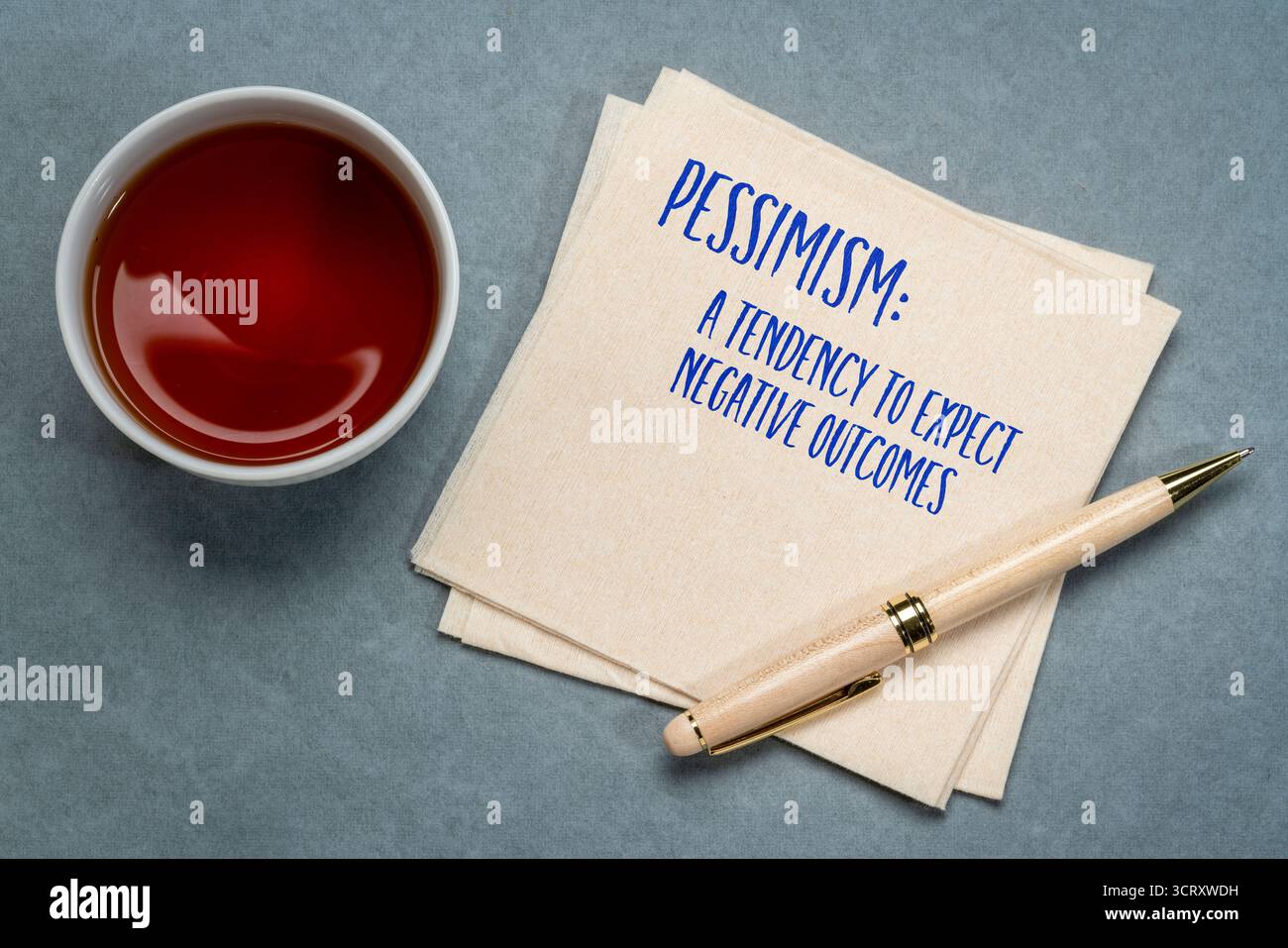 Pessimisme i- une tendance à s'attendre à des résultats négatifs, supposer le pire, ou se concentrer davantage sur les problèmes que sur les solutions, une note sur une serviette. Banque D'Images