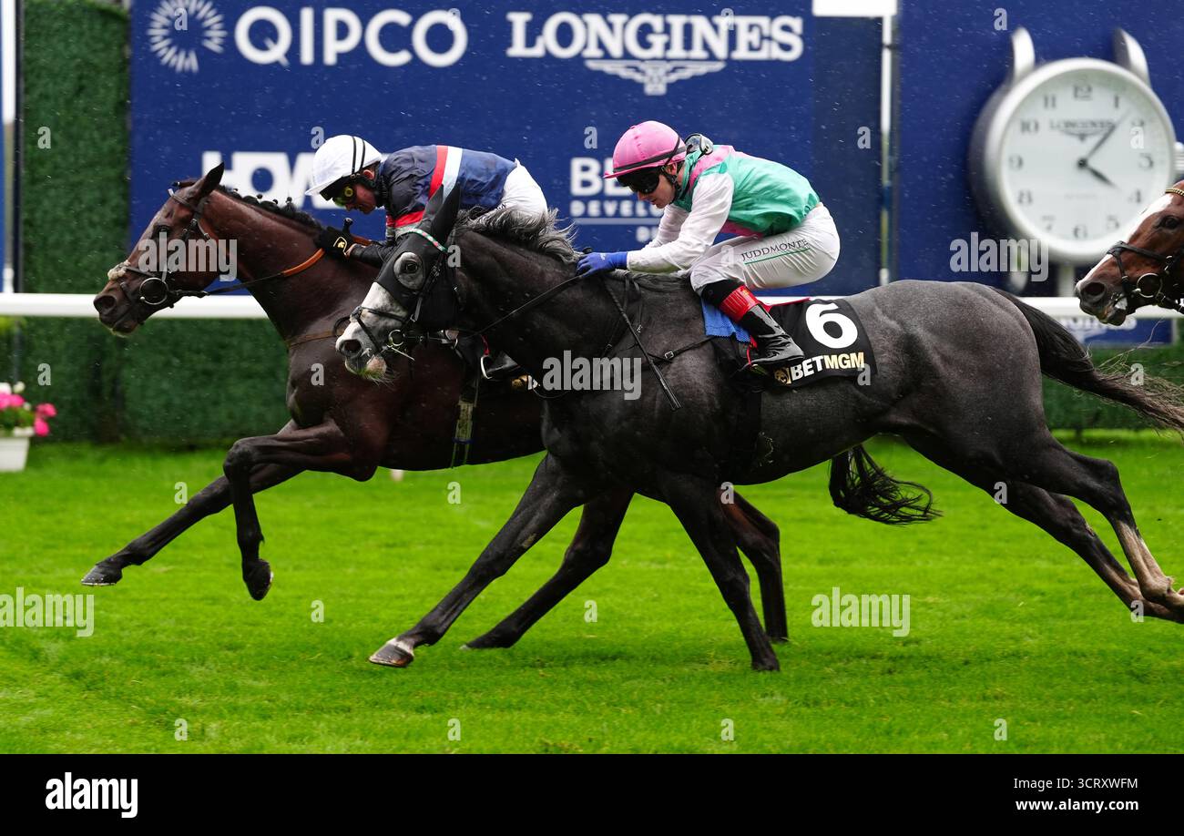 Fantasy World monté par Rob Hornby (Farside) sur leur chemin pour gagner les BetMGM Noel Murless Stakes à Ascot Racecourse. Date de la photo : vendredi 3 octobre 2025. Banque D'Images