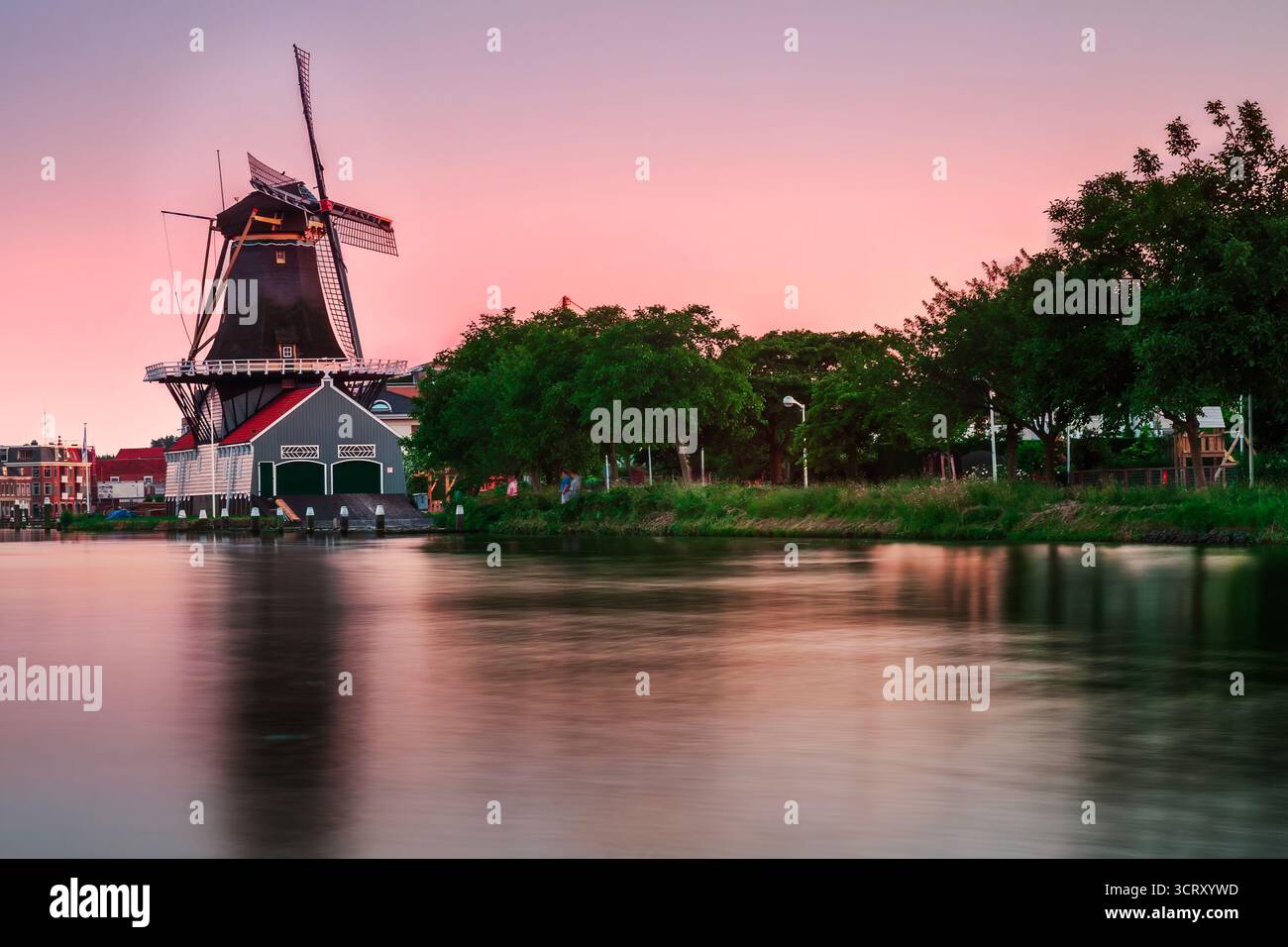 Coucher de soleil derrière une scierie du canal Vliet du XVIIe siècle Banque D'Images