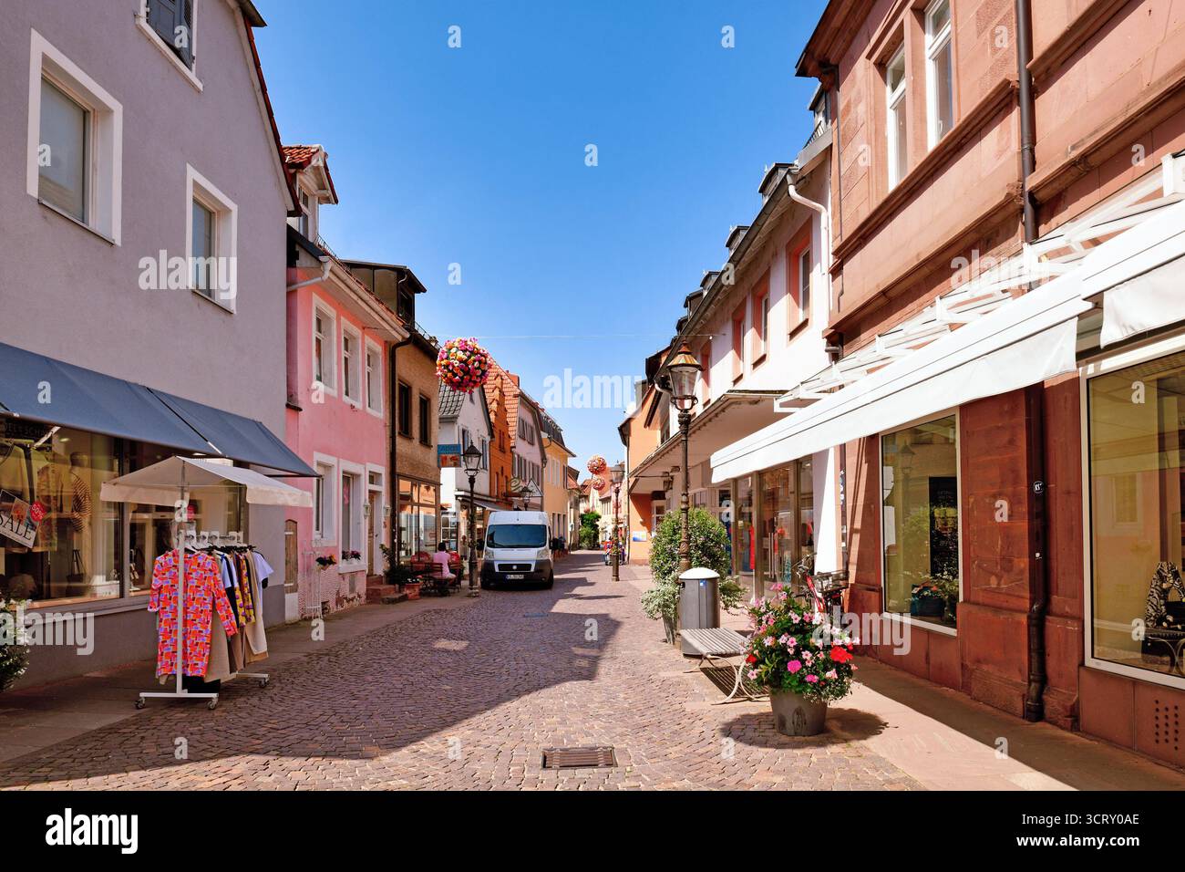 Ettlingen, Allemagne - 13 août 2025 : rue de la ville dans le centre-ville d'Ettlingen avec boutiques et shopping par une journée d'été ensoleillée Banque D'Images