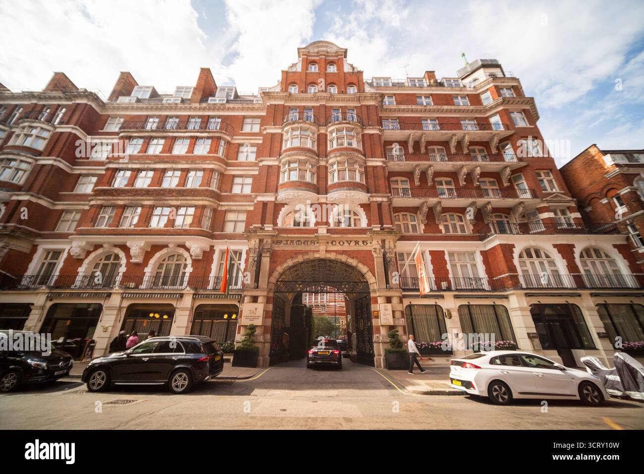 LONDRES- 23 AOÛT 2025 : James' court, A Taj Hotel est un hôtel de luxe 4 étoiles à Westminster, Londres, connu pour son architecture victorienne. Banque D'Images