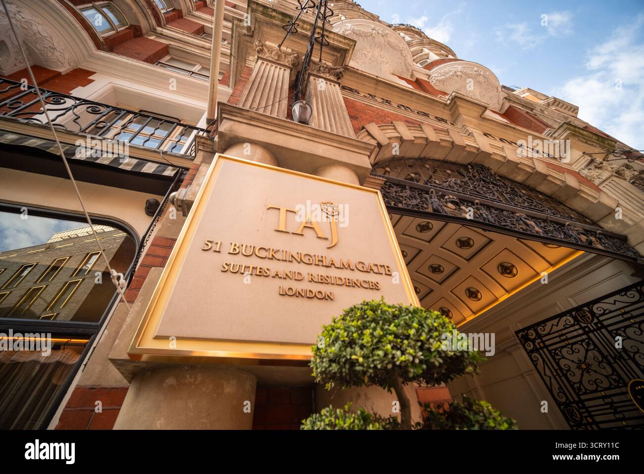 LONDRES- 23 AOÛT 2025 : James' court, A Taj Hotel est un hôtel de luxe 4 étoiles à Westminster, Londres, connu pour son architecture victorienne. Banque D'Images