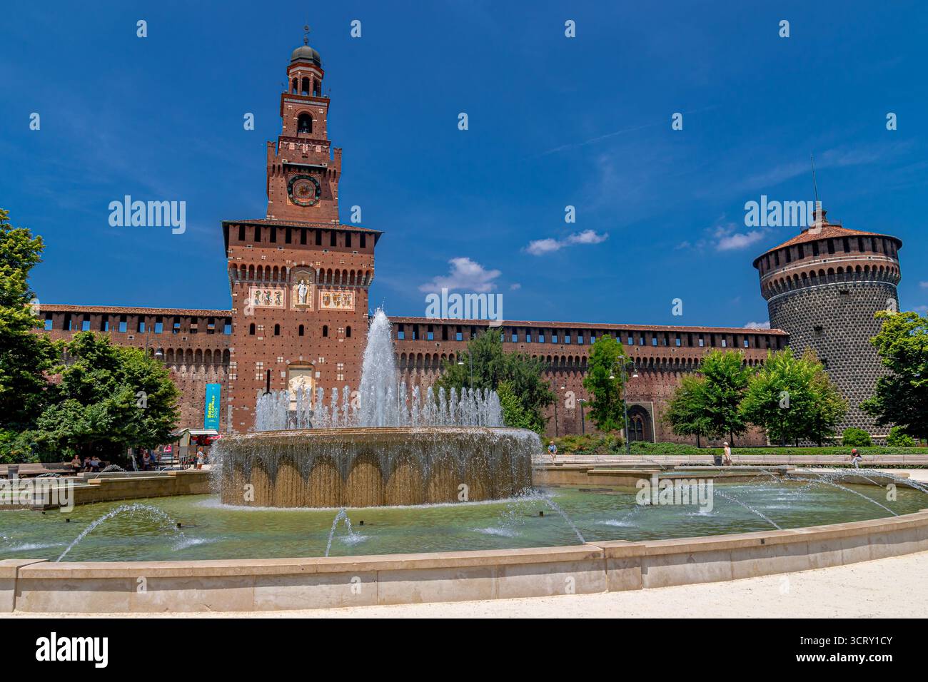 Fontaines à l'entrée du château des Sforza ou Castello Sforzesco , une fortification médiévale située à Milan, en Italie Banque D'Images Fontaines à l'entrée du château des Sforza ou Castello Sforzesco , une fortification médiévale située à Milan, en Italie Banque D'Images