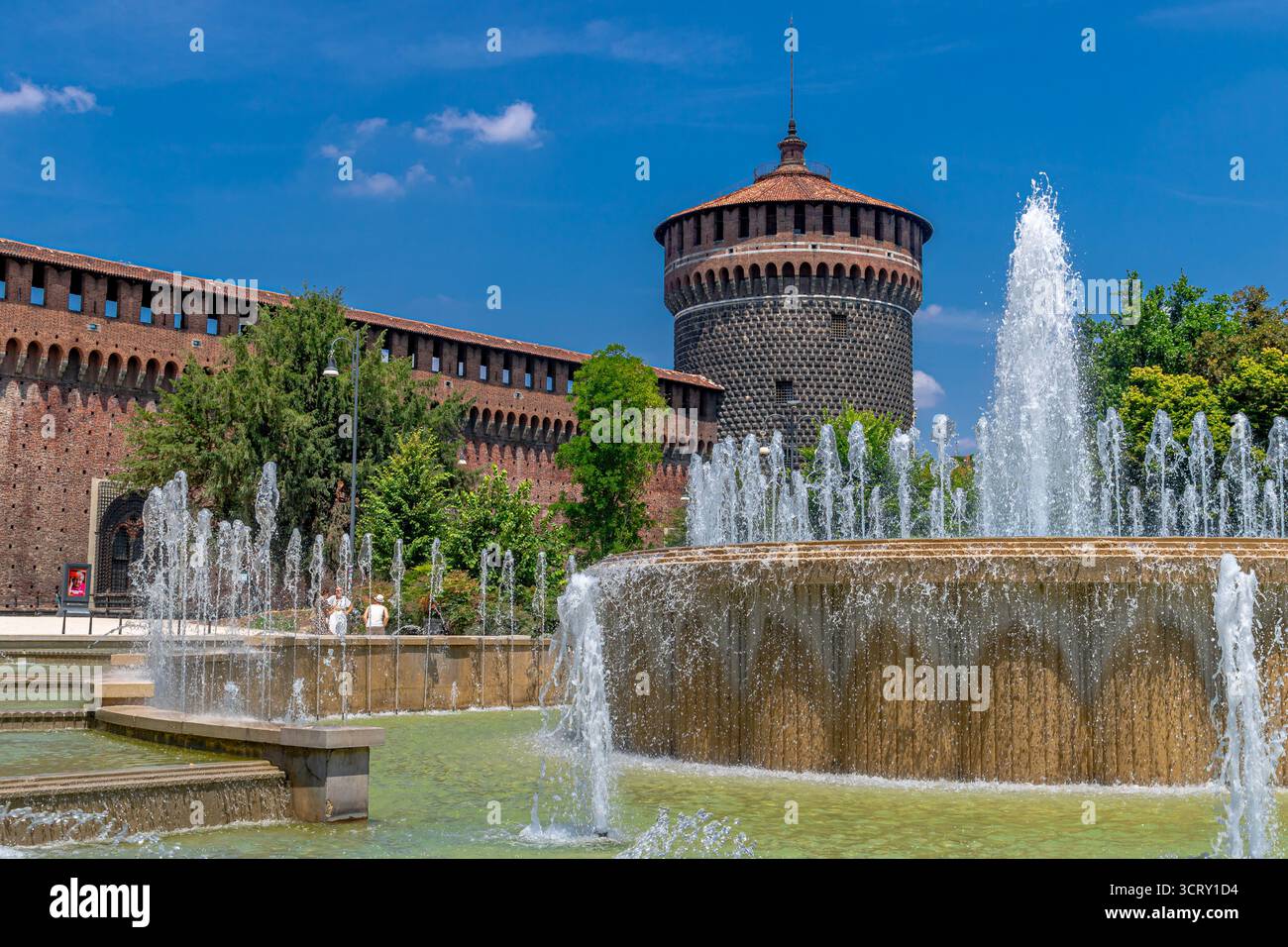 Fontaines à l'entrée du château des Sforza ou Castello Sforzesco , une fortification médiévale située à Milan, en Italie Banque D'Images Fontaines à l'entrée du château des Sforza ou Castello Sforzesco , une fortification médiévale située à Milan, en Italie Banque D'Images