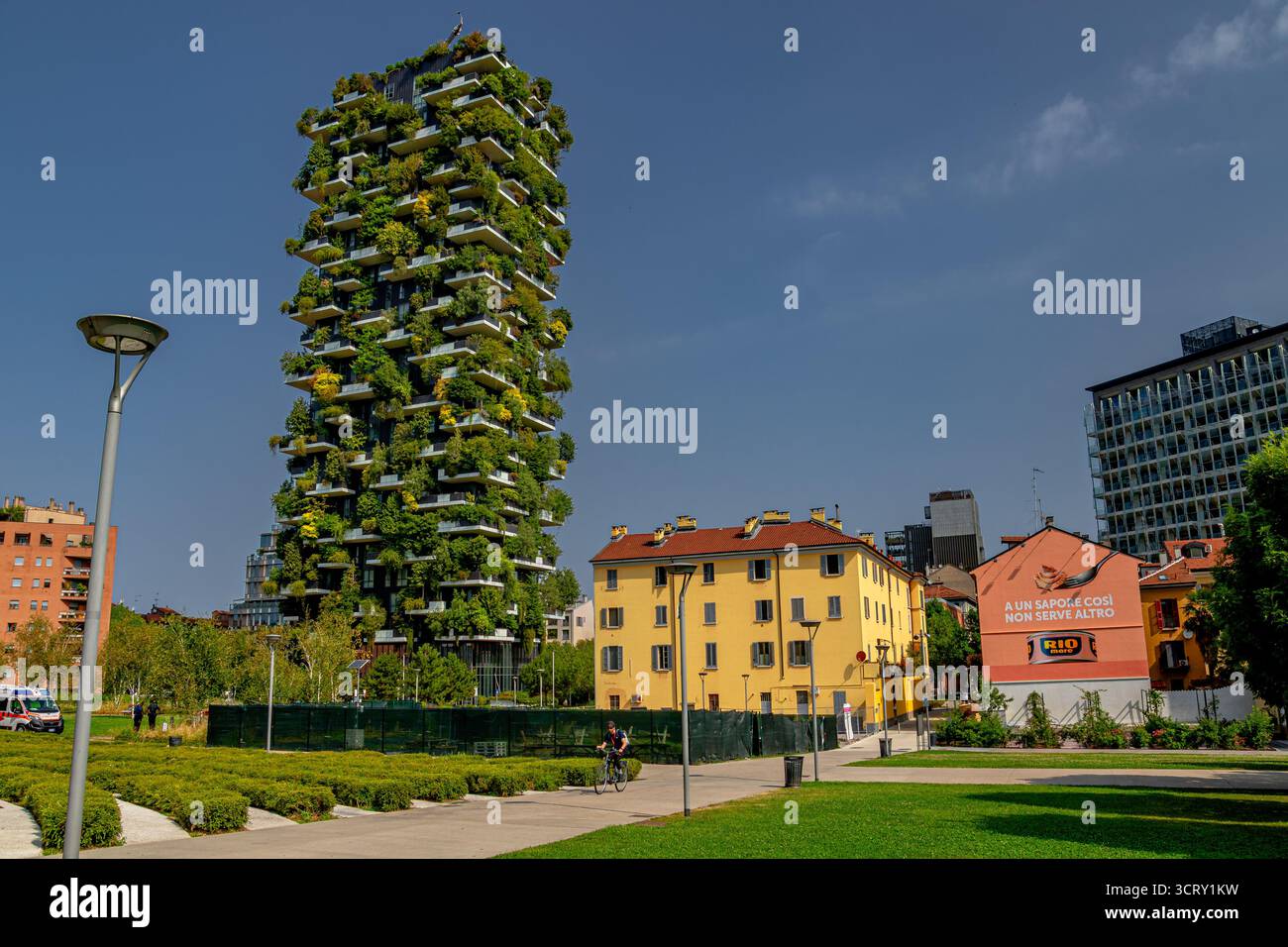 Le Bosco vertical, un complexe de deux gratte-ciel résidentiels conçu par Boeri Studio et situé dans le quartier Porta Nuova de Milan, en Italie. Banque D'Images