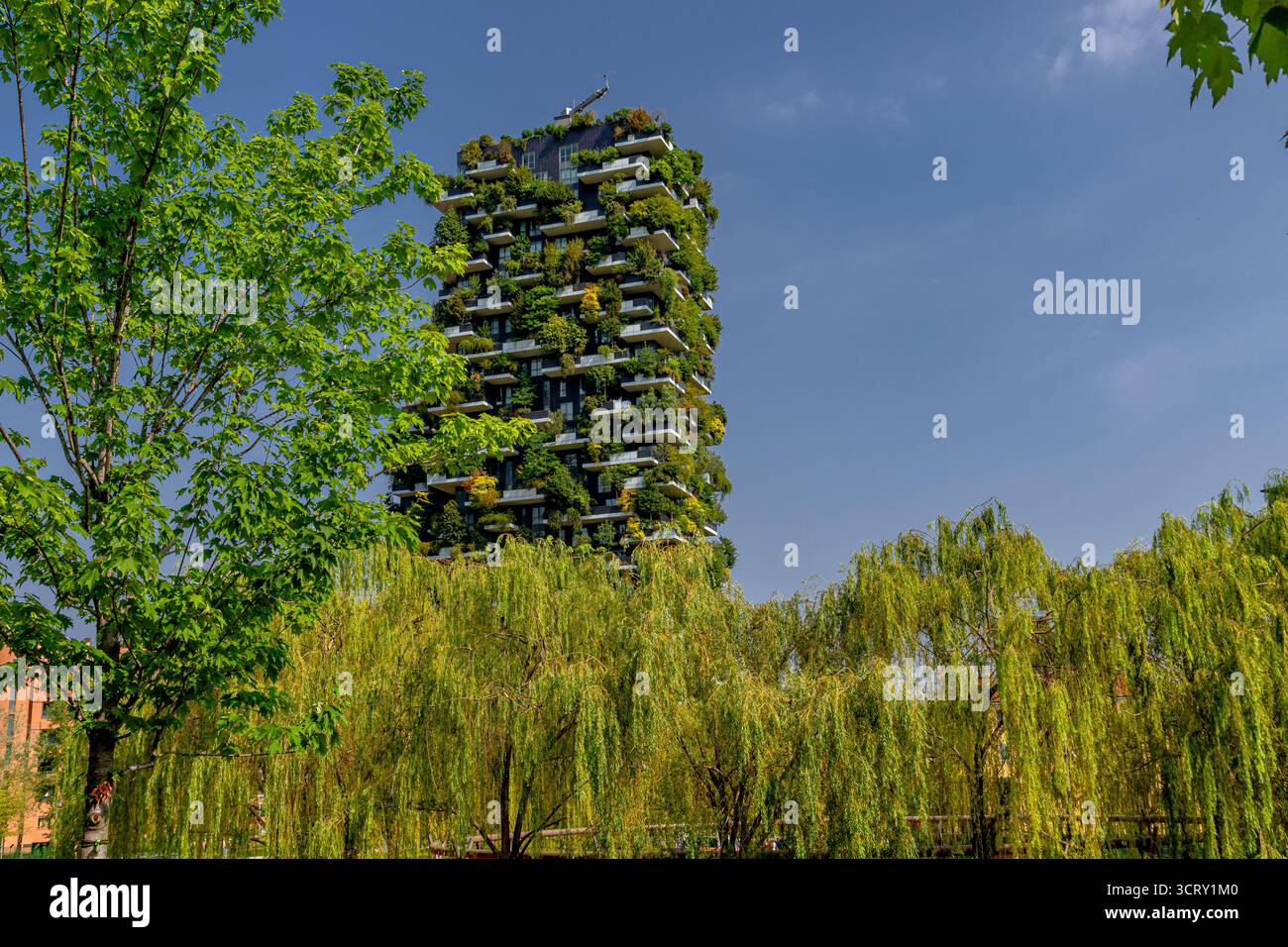 Le Bosco vertical, un complexe de deux gratte-ciel résidentiels conçu par Boeri Studio et situé dans le quartier Porta Nuova de Milan, en Italie. Banque D'Images
