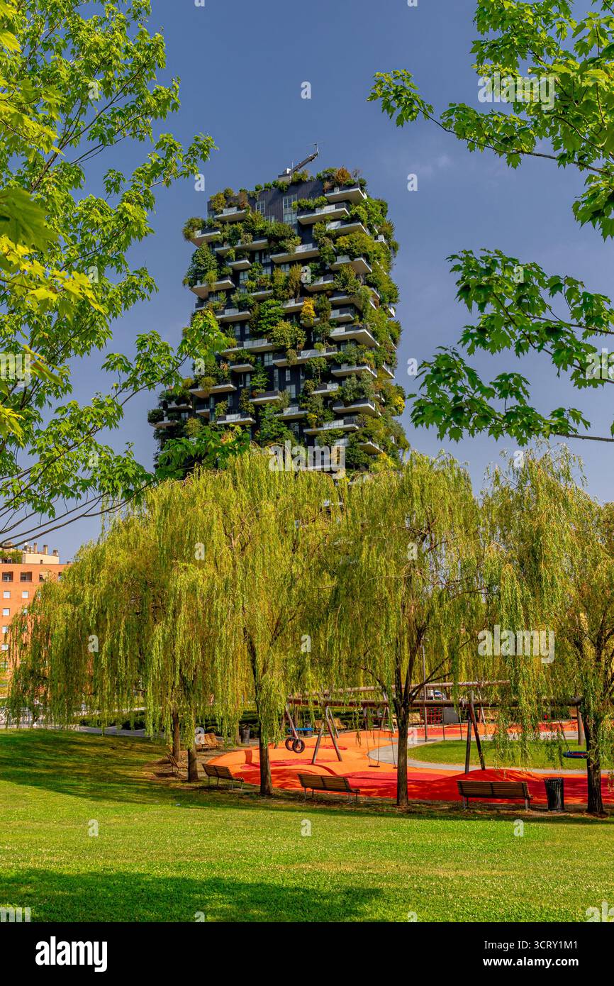 Le Bosco vertical, un complexe de deux gratte-ciel résidentiels conçu par Boeri Studio et situé dans le quartier Porta Nuova de Milan, en Italie. Banque D'Images