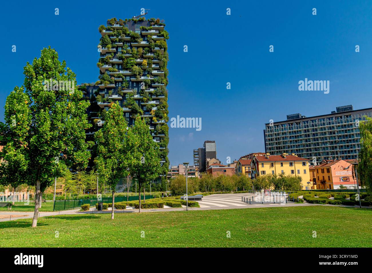 Le Bosco vertical, un complexe de deux gratte-ciel résidentiels conçu par Boeri Studio et situé dans le quartier Porta Nuova de Milan, en Italie. Banque D'Images