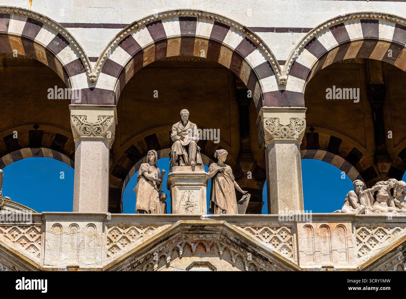 Arches et statues à l'entrée du Cimitero monumentale di Milano, le cimetière monumental de Milan, un grand cimetière célèbre à Milan, Italie Banque D'Images